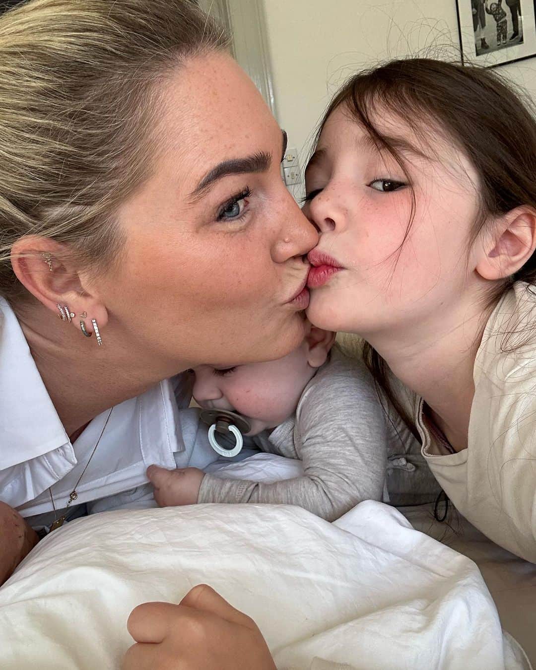 ヤネッテ・オッテセンさんのインスタグラム写真 - (ヤネッテ・オッテセンInstagram)「Bevar motivationen som mor! 👩‍👧‍👦💪🏽  Som mødre har vi ofte vores hænder fulde med at jonglere børn, arbejde og daglige forpligtelser. Det kan være udfordrende at få vores kroppe tilbage efter at have født børn, og det kan være udfordrende at forblive motiveret i vores træningsrejse, for nogle gange går man bare kold i det 🤷🏼‍♀️ (og det er helt naturligt).   👉🏽Men lad dig ikke slå ud – du kan SAGTENS fortsætte med at nå dine mål, det kræver måske bare lidt nytænkning :D  Her er nogle tips til at overvinde fitnessplateauer og bevare motivationen 🏆  🔹Varier din træning. Prøv nye øvelser og træningsformer for at udfordre din krop på nye måder.  🔹Sæt mål. Definer klare og realistiske mål for at give dig selv noget at arbejde hen imod.  🔹Find støtte. Del din træningsrejse med andre mødre eller venner for gensidig opmuntring.  🔹Fokus på helheden. Husk, at træning ikke kun handler om vægttab, men også om sundhed og velvære.  🔹Selvkærlighed. Vær tålmodig med dig selv og anerkend din egen styrke.  Så lad os sammen fortsætte med at stræbe efter vores bedste selv! 💃💕  #jeanetteottesencoaching」9月20日 21時58分 - jeanetteottesens