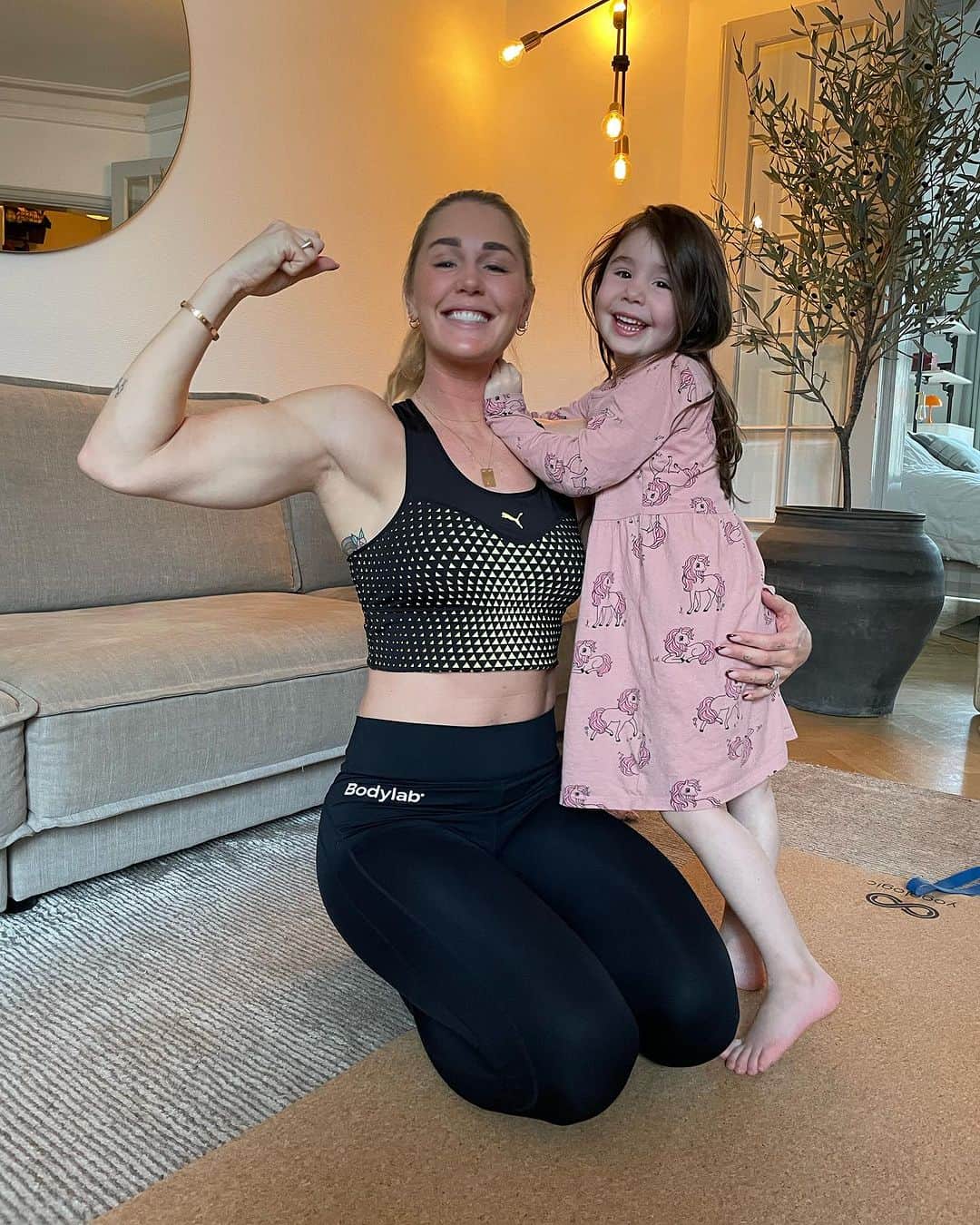 のインスタグラム：「Bevar motivationen som mor! 👩‍👧‍👦💪🏽  Som mødre har vi ofte vores hænder fulde med at jonglere børn, arbejde og daglige forpligtelser. Det kan være udfordrende at få vores kroppe tilbage efter at have født børn, og det kan være udfordrende at forblive motiveret i vores træningsrejse, for nogle gange går man bare kold i det 🤷🏼‍♀️ (og det er helt naturligt).   👉🏽Men lad dig ikke slå ud – du kan SAGTENS fortsætte med at nå dine mål, det kræver måske bare lidt nytænkning :D  Her er nogle tips til at overvinde fitnessplateauer og bevare motivationen 🏆  🔹Varier din træning. Prøv nye øvelser og træningsformer for at udfordre din krop på nye måder.  🔹Sæt mål. Definer klare og realistiske mål for at give dig selv noget at arbejde hen imod.  🔹Find støtte. Del din træningsrejse med andre mødre eller venner for gensidig opmuntring.  🔹Fokus på helheden. Husk, at træning ikke kun handler om vægttab, men også om sundhed og velvære.  🔹Selvkærlighed. Vær tålmodig med dig selv og anerkend din egen styrke.  Så lad os sammen fortsætte med at stræbe efter vores bedste selv! 💃💕  #jeanetteottesencoaching」