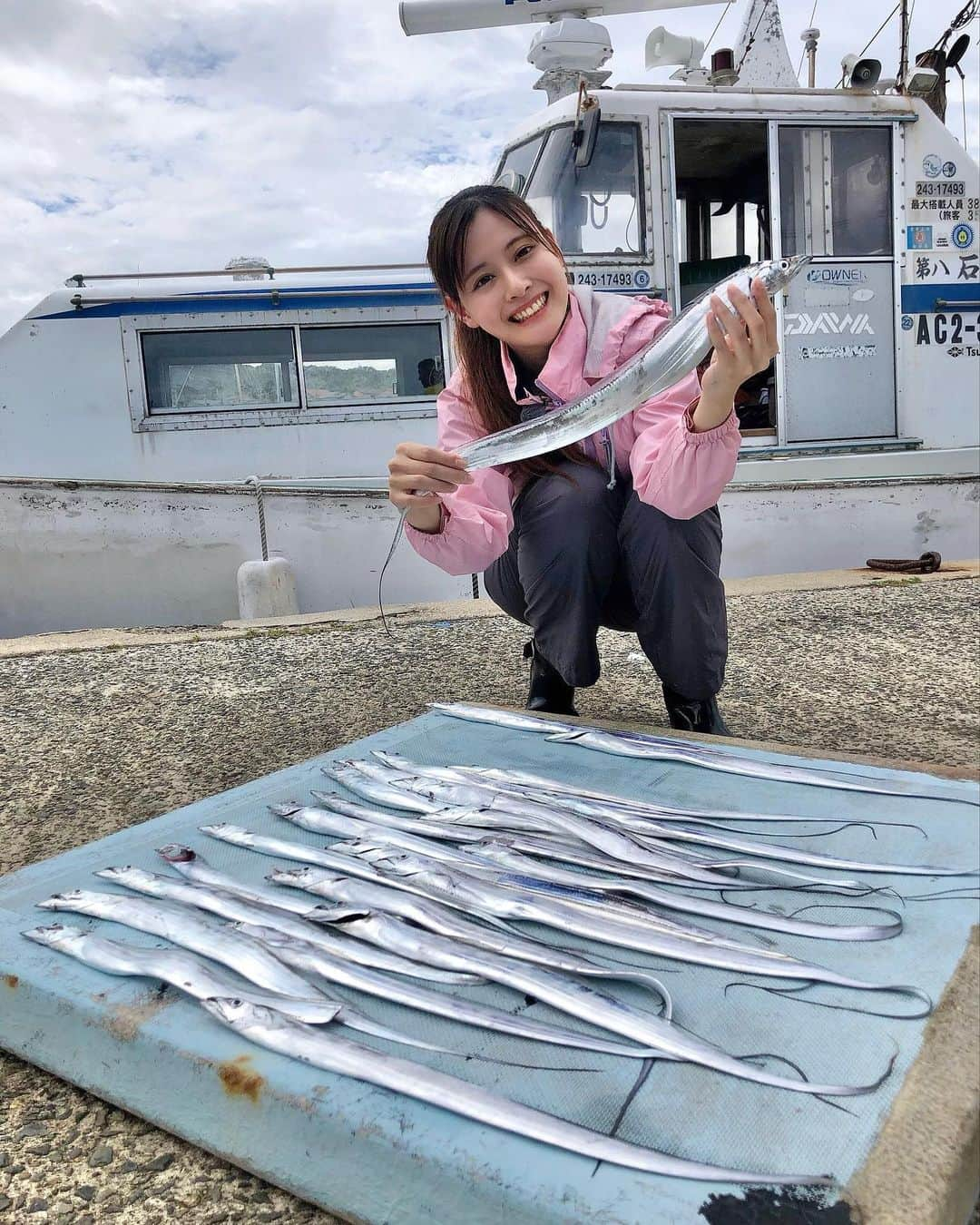 望木聡子さんのインスタグラム写真 - (望木聡子Instagram)「24匹釣れちゃった！ なんと昨年の24倍の釣果です。笑  今日も #アップ「でらウマ産直便」をご覧くださり ありがとうございました🎣  釣れなかったときは自分のせい、 釣れたときは海と船長たちのおかげ✨  #タチウオ #太刀魚 #釣り #船釣り #海釣り #海 #メーテレ #アナウンサー #メーロメロアンバサダー #望木聡子」9月20日 21時59分 - satoko_mochiki