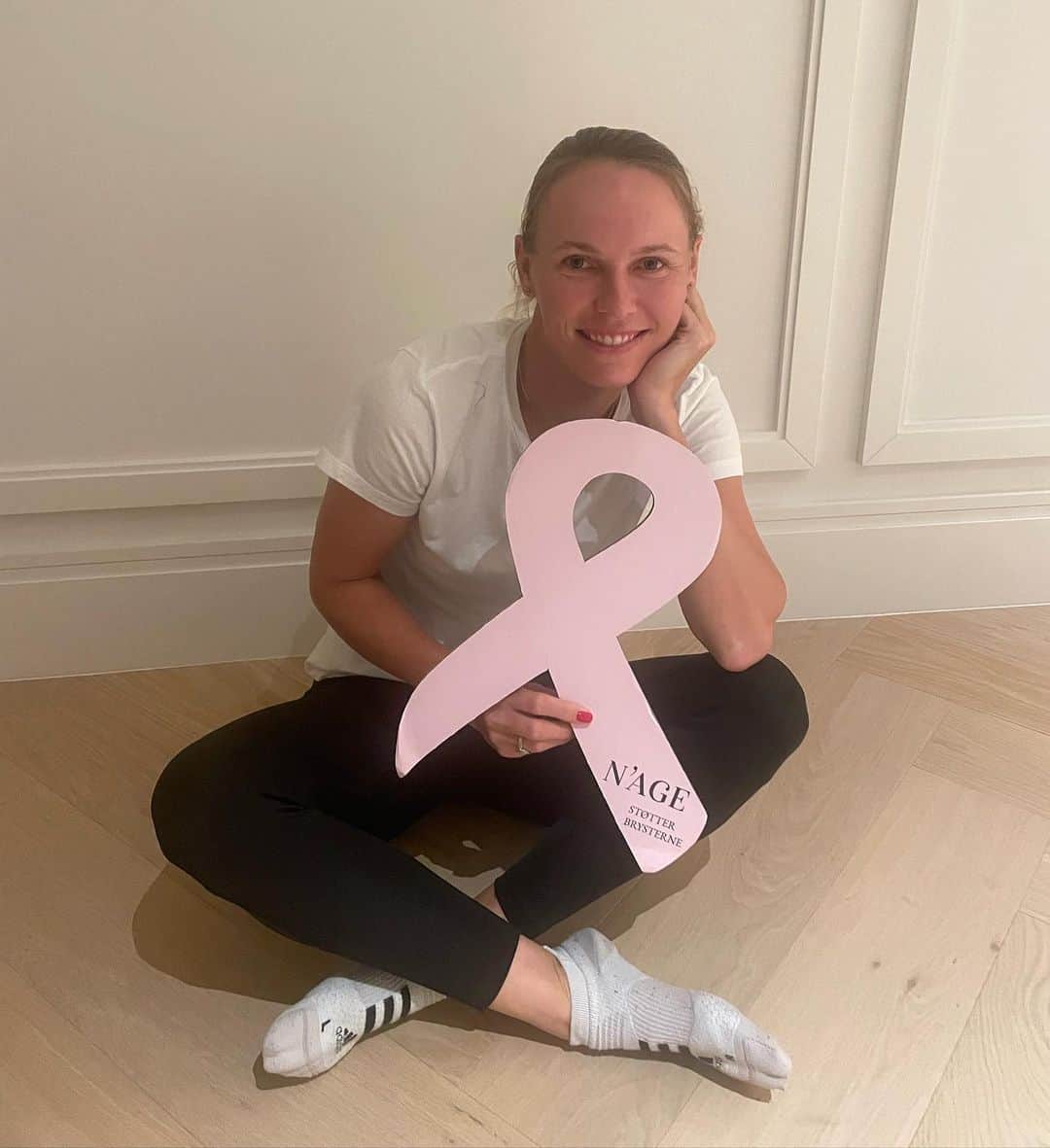 CarolineWozniackiのインスタグラム：「Jeg støtter brysterne sammen med @kliniknage , og det kan du også gøre! Tilmeld dig N’AGEs nyhedsbrev – de donerer nemlig 50 kr. for hver tilmelding!」