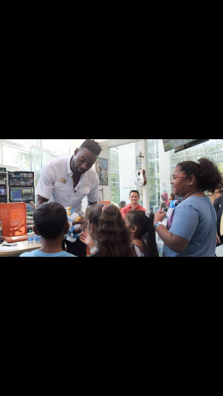 カルビン・ジョンソンのインスタグラム：「Earlier this month, during National Childhood Cancer and Sickle Cell Month, I had the honor of visiting children, families and caregivers at the Aflac Cancer and Blood Disorders Center of Children’s Healthcare of Atlanta. I am so grateful to #Aflac for setting up this experience. The kids are all hall of famers in my book! Here is a short video of the visit. I think I got as much or more out of this experience as they did . . . . #AflacCancerandBloodDisorderCenter #Aflac #GeorgiaTech #HOF21 #CalvinJohnsonJr」