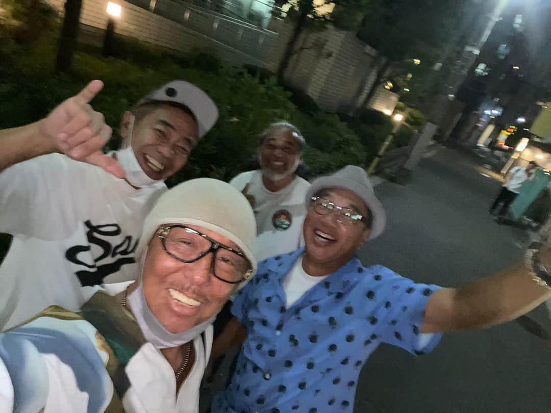 近藤信秋 さんのインスタグラム写真 - (近藤信秋 Instagram)「今日はとんねるずの憲武・ひろき・クリ(Over Ride栗原社長)の仲良し4人でディナーでした。久しぶりに逢う仲間達はいつ逢っても楽しいね。俺の病気の事も心配してくれていながらも、昔話でずーっと笑いっぱなし。笑。癌には笑いが１番👍🏾そんな良薬をたくさん投与させていただきました。ありがとうね。💕😎💕」9月20日 22時02分 - bro.korn