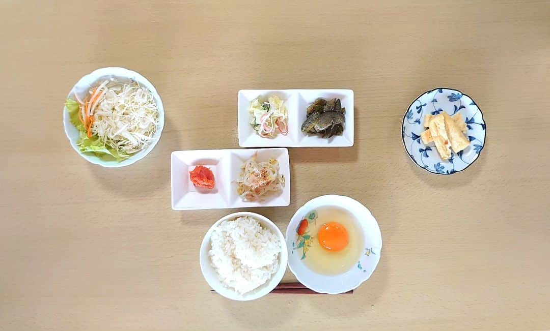 松野行秀さんのインスタグラム写真 - (松野行秀Instagram)「【備忘録🖌️〜本日の相方の制限食メニュー🥢〜】  (朝食) ○サラダ ○もやしのお浸し ○なすの味噌炒め ○キャベツときゅうりのマヨネーズ和え ○辛子明太子 ○油揚げ焼き ○生玉子 ○ご飯  たんぱく質16.0g 塩分1.3g カリウム480mg  (昼食) ○トースト ○牛乳  たんぱく質14.5g 塩分1.2g カリウム430mg  (夕食) ○キャベツのお浸し ○エリンギのガーリックバター炒め ○茄子のお浸し ○もずく酢 ○牛カルビ焼き ○ご飯 ○梨 ○マーブルケーキ  たんぱく質16.5g 塩分1.8g カリウム550mg  #カロリーSlism https://calorie.slism.jp/  #男の手料理 #典座日記 #腎臓病制限食 #減塩 #低たんぱく #低カリウム #先行的腎移植延期 #保存療法」9月20日 22時03分 - g.matsuno