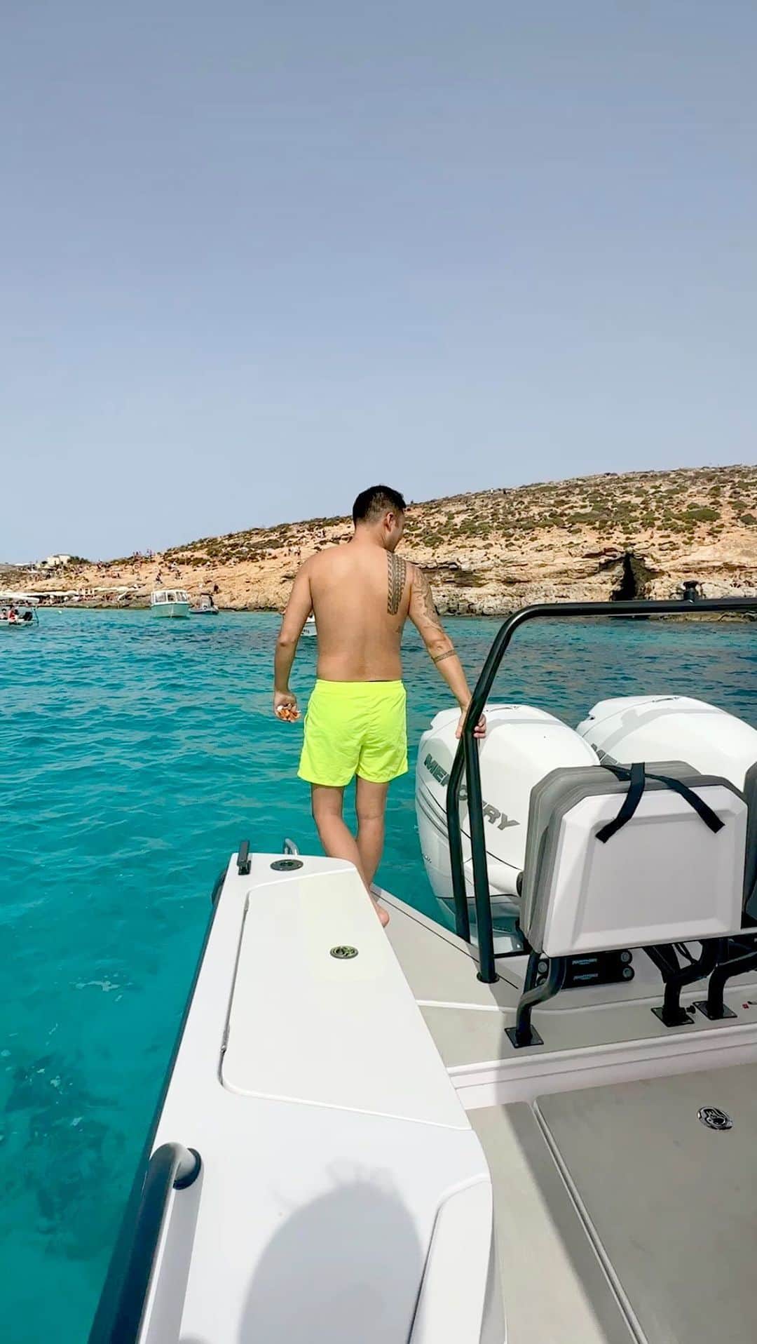 のインスタグラム：「このドリーム燃料でみなさんは他にどんなものが変化すると思いますか？  例えば燃料代が10分の1になるという事は皆さんの旅行、移動、そして地元のスーパーのしなも全てコストが減ると言うことにつながります。  そうです、環境だけではなくこれらの利権で儲けてきた国や企業から再配分がなされると言うことです。  日本の企業は無名だけれども世界でトップクラスのシェアを持つ企業や個人がたくさんいます。  例えば村田製作などもその一つ。しかしこういった地味な企業や人物にスポットライトが当たることは実は多くありません。  僕はこの国についておかしい事については「おかしい！」と尺度なく僕は発信します。  しかし同時にこのように世の中のために貢献している企業や人物において、またはサービスや科学の仕組みについても世界に発信していきたいと思っています。  #竹花貴騎 #テクノロジー #ビジネス #投資」