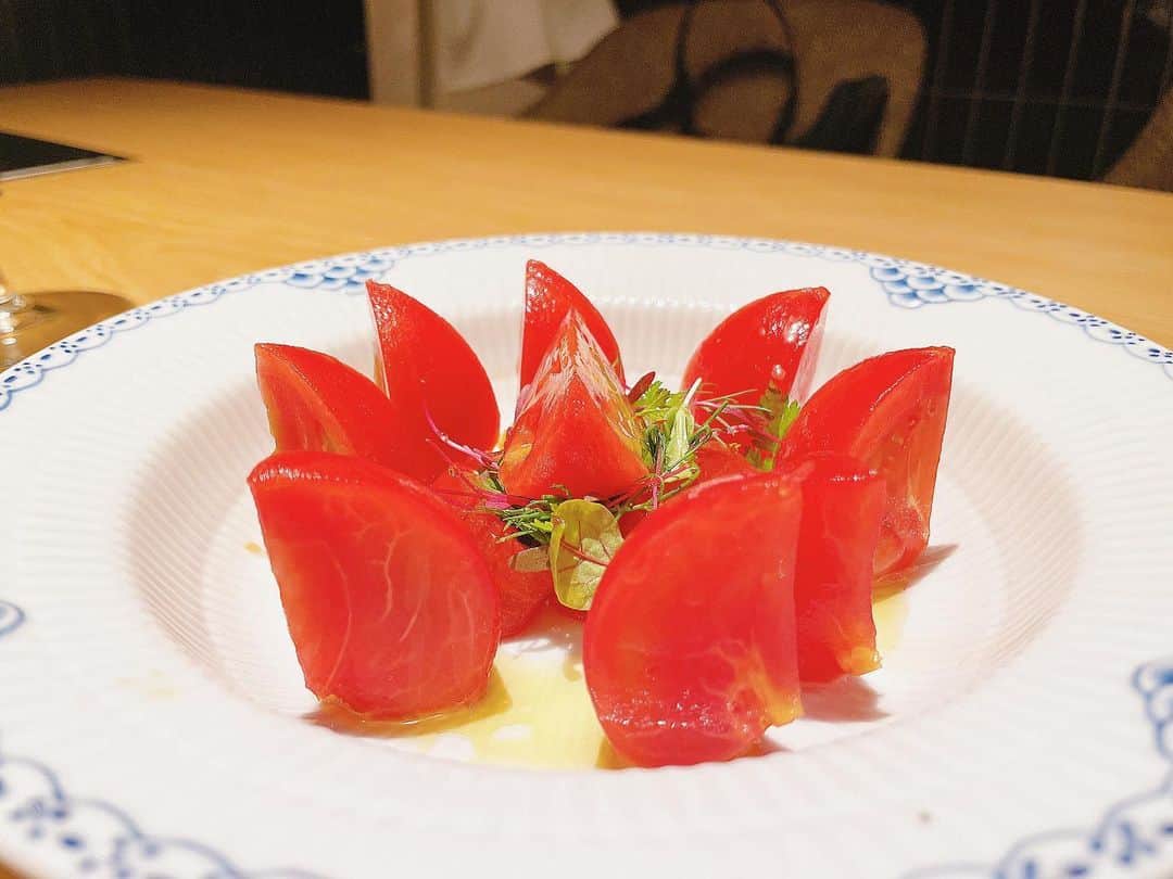 綾瀬麗奈さんのインスタグラム写真 - (綾瀬麗奈Instagram)「. 大好きな焼肉を食べに♡♡  伺ったのは、 TANAKA YAKINIKU RESTAURANTE さん🍽️✨ @tanaka_yakiniku_restaurante   アラカルトで、 好きなものを好きなだけ😌🌸  この日は大好きなフルーツトマトから🍅 このフルーツトマトほんっっっとに美味しくて… あまりの美味しさに〆にもう一度いただきました🤣🤍 お肉と同じくらい好きな一品。  あと焼肉屋さんで必ず頼むのが、 ハツ刺し！！！ これがないと始まらない。笑 レバーは苦手だけど、ハツは大好きなんです。 このハツも最高に美味しかった🥹💍  お肉は安定の赤身。 タン・ヒレ・サガリ✨  ビビンバ大きすぎて、贅沢すぎて、 もしかして本日のメイン！？🤣笑  デザートもいただいたのですが、 写真が10枚までだったので諦め🤦‍♀️  なんと幸せすぎる一日。  美味しいお食事のために また明日も頑張ります🙃🍚 久しぶりのオーディションだぁ  .  #tanakayakinikurestaurante #たなかさとる　#焼肉レストラン　#名古屋焼肉　#名駅焼肉　#名古屋グルメ　#名駅グルメ　#名古屋ディナー　#名駅ディナー　#名古屋個室　#焼肉　#名古屋　#名古屋駅　#名駅　#焼肉大好き」9月20日 22時05分 - ayasereina