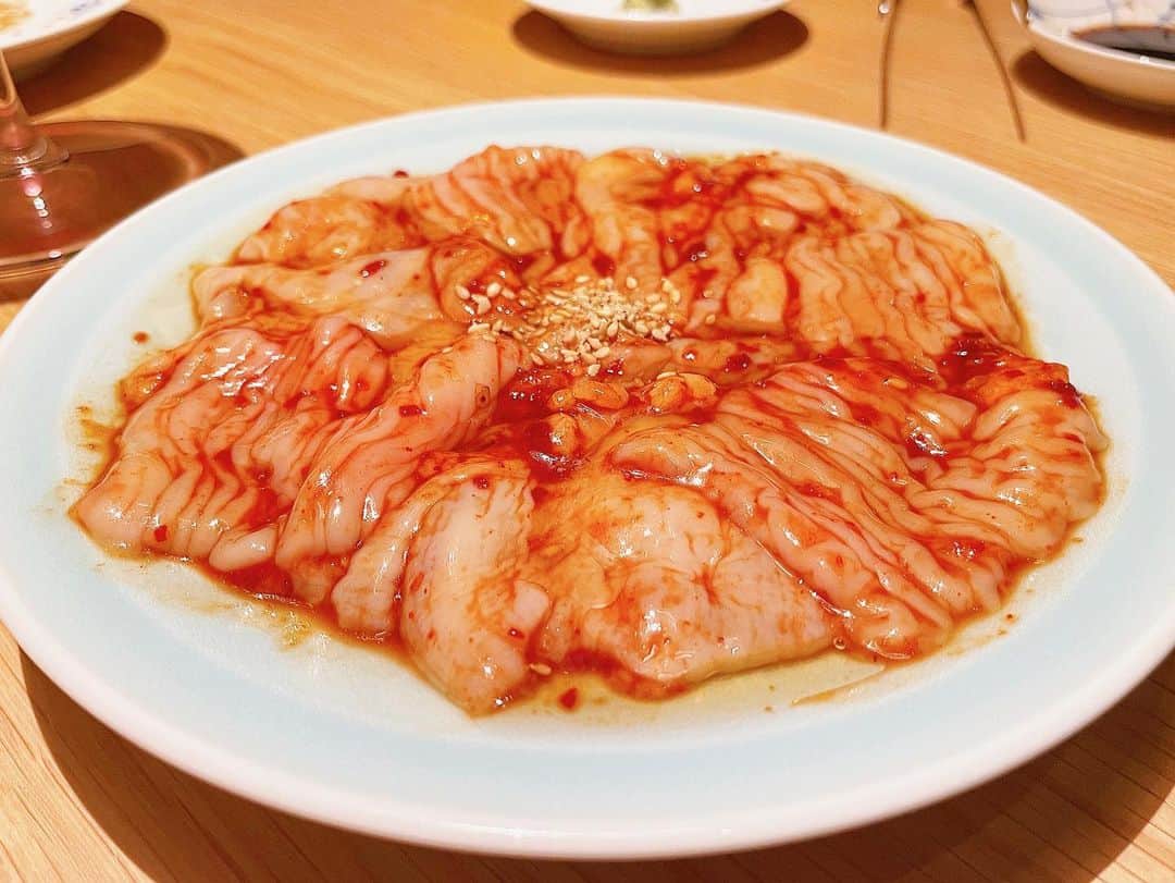 綾瀬麗奈さんのインスタグラム写真 - (綾瀬麗奈Instagram)「. 大好きな焼肉を食べに♡♡  伺ったのは、 TANAKA YAKINIKU RESTAURANTE さん🍽️✨ @tanaka_yakiniku_restaurante   アラカルトで、 好きなものを好きなだけ😌🌸  この日は大好きなフルーツトマトから🍅 このフルーツトマトほんっっっとに美味しくて… あまりの美味しさに〆にもう一度いただきました🤣🤍 お肉と同じくらい好きな一品。  あと焼肉屋さんで必ず頼むのが、 ハツ刺し！！！ これがないと始まらない。笑 レバーは苦手だけど、ハツは大好きなんです。 このハツも最高に美味しかった🥹💍  お肉は安定の赤身。 タン・ヒレ・サガリ✨  ビビンバ大きすぎて、贅沢すぎて、 もしかして本日のメイン！？🤣笑  デザートもいただいたのですが、 写真が10枚までだったので諦め🤦‍♀️  なんと幸せすぎる一日。  美味しいお食事のために また明日も頑張ります🙃🍚 久しぶりのオーディションだぁ  .  #tanakayakinikurestaurante #たなかさとる　#焼肉レストラン　#名古屋焼肉　#名駅焼肉　#名古屋グルメ　#名駅グルメ　#名古屋ディナー　#名駅ディナー　#名古屋個室　#焼肉　#名古屋　#名古屋駅　#名駅　#焼肉大好き」9月20日 22時05分 - ayasereina