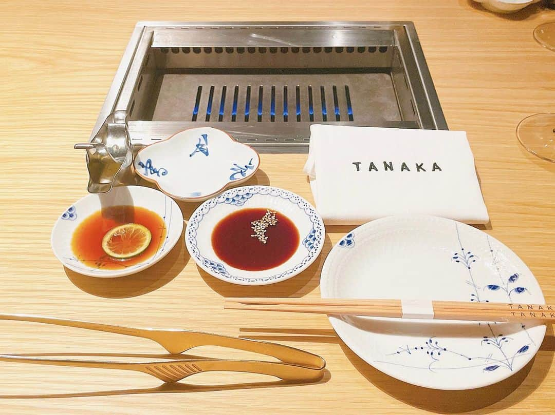 綾瀬麗奈のインスタグラム：「. 大好きな焼肉を食べに♡♡  伺ったのは、 TANAKA YAKINIKU RESTAURANTE さん🍽️✨ @tanaka_yakiniku_restaurante   アラカルトで、 好きなものを好きなだけ😌🌸  この日は大好きなフルーツトマトから🍅 このフルーツトマトほんっっっとに美味しくて… あまりの美味しさに〆にもう一度いただきました🤣🤍 お肉と同じくらい好きな一品。  あと焼肉屋さんで必ず頼むのが、 ハツ刺し！！！ これがないと始まらない。笑 レバーは苦手だけど、ハツは大好きなんです。 このハツも最高に美味しかった🥹💍  お肉は安定の赤身。 タン・ヒレ・サガリ✨  ビビンバ大きすぎて、贅沢すぎて、 もしかして本日のメイン！？🤣笑  デザートもいただいたのですが、 写真が10枚までだったので諦め🤦‍♀️  なんと幸せすぎる一日。  美味しいお食事のために また明日も頑張ります🙃🍚 久しぶりのオーディションだぁ  .  #tanakayakinikurestaurante #たなかさとる　#焼肉レストラン　#名古屋焼肉　#名駅焼肉　#名古屋グルメ　#名駅グルメ　#名古屋ディナー　#名駅ディナー　#名古屋個室　#焼肉　#名古屋　#名古屋駅　#名駅　#焼肉大好き」