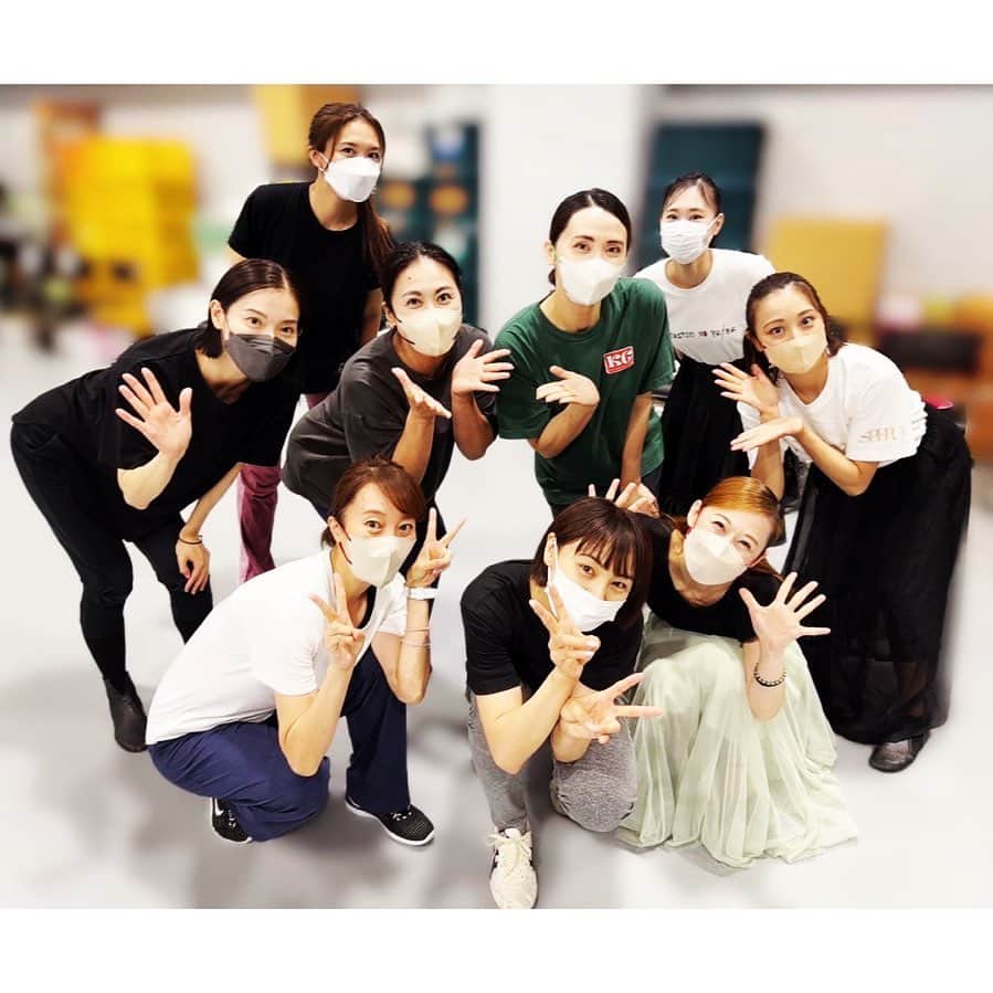 のインスタグラム：「☺︎  この日は 懐かしメンバーが過ぎましたね🤳✨  ハマ子さん まーさん ゆきさん キムさん まゆ あゆみ キング ひーこ  ❄️⛄️❄️☃️❄️  もう 何もかもが久しぶりすぎて 毎日 身体がビックリしてます🤩  #雪組」