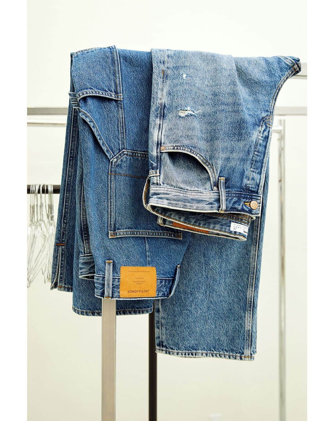 ジャック&ジョーンズのインスタグラム：「This right here. This is the sort of stuff that makes our heart beat faster. That makes our indigo blood pulse faster. Blue jeans are a statement classic that we’ve dedicated over 30 years to perfecting. #jeans」