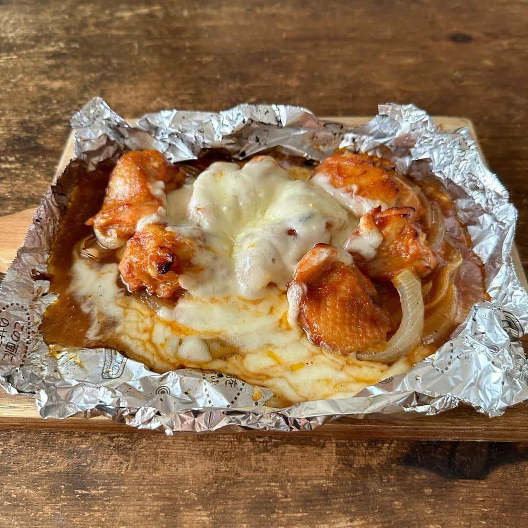 Tesshiのインスタグラム：「チーズとろーり鶏肉のホイル焼き Cheesy foil-baked chicken #yummy #homemade #healthy #chicken #cheese #savory #ketchup #おいしい #チキン #鶏肉 #ホイル焼き #チーズ #ケチャップ #マカロニメイト #フーディーテーブル #手作り  鶏肉300g 漬け込むたれ→にんにく1かけ、ケチャップ大2、しょうゆ大1、みりん大1、マヨネーズ大1、砂糖ひとつまみ、塩胡椒 漬け込んだ鶏肉たれごと＋玉ねぎ1/2個→包み焼き→最後にチーズひとつかみなど 300g chicken Marinade… 1 clove garlic, 2 tbsp ketchup, 1 tbsp soy sauce, 1 tbsp mirin, 1 tbsp mayonnaise, a pinch of sugar, salt and pepper 1/2 onion… and a bunch of cheese…  @aux.co.ltd おろしスプーン #お気に入り」