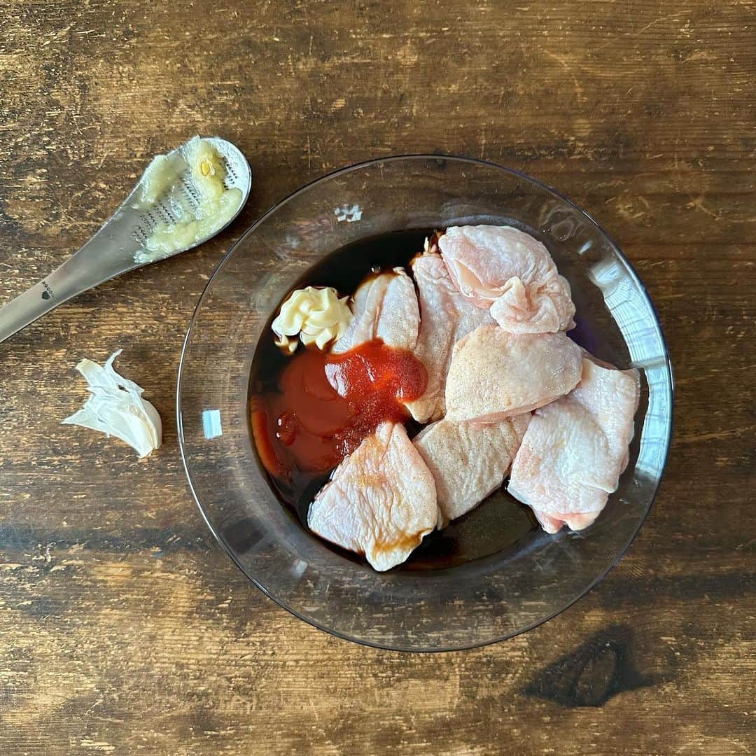Tesshiさんのインスタグラム写真 - (TesshiInstagram)「チーズとろーり鶏肉のホイル焼き Cheesy foil-baked chicken #yummy #homemade #healthy #chicken #cheese #savory #ketchup #おいしい #チキン #鶏肉 #ホイル焼き #チーズ #ケチャップ #マカロニメイト #フーディーテーブル #手作り  鶏肉300g 漬け込むたれ→にんにく1かけ、ケチャップ大2、しょうゆ大1、みりん大1、マヨネーズ大1、砂糖ひとつまみ、塩胡椒 漬け込んだ鶏肉たれごと＋玉ねぎ1/2個→包み焼き→最後にチーズひとつかみなど 300g chicken Marinade… 1 clove garlic, 2 tbsp ketchup, 1 tbsp soy sauce, 1 tbsp mirin, 1 tbsp mayonnaise, a pinch of sugar, salt and pepper 1/2 onion… and a bunch of cheese…  @aux.co.ltd おろしスプーン #お気に入り」9月20日 22時06分 - tmytsm