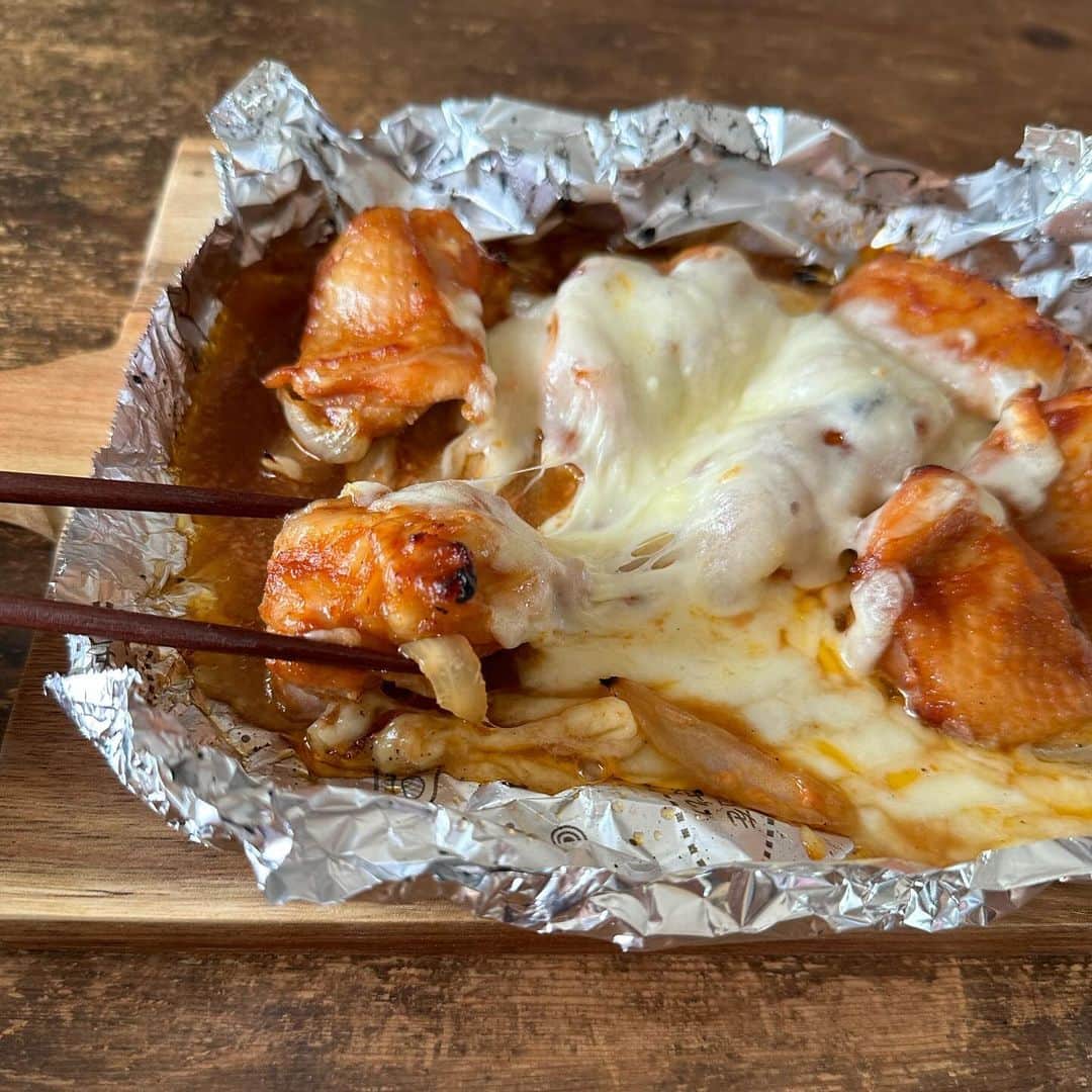 Tesshiさんのインスタグラム写真 - (TesshiInstagram)「チーズとろーり鶏肉のホイル焼き Cheesy foil-baked chicken #yummy #homemade #healthy #chicken #cheese #savory #ketchup #おいしい #チキン #鶏肉 #ホイル焼き #チーズ #ケチャップ #マカロニメイト #フーディーテーブル #手作り  鶏肉300g 漬け込むたれ→にんにく1かけ、ケチャップ大2、しょうゆ大1、みりん大1、マヨネーズ大1、砂糖ひとつまみ、塩胡椒 漬け込んだ鶏肉たれごと＋玉ねぎ1/2個→包み焼き→最後にチーズひとつかみなど 300g chicken Marinade… 1 clove garlic, 2 tbsp ketchup, 1 tbsp soy sauce, 1 tbsp mirin, 1 tbsp mayonnaise, a pinch of sugar, salt and pepper 1/2 onion… and a bunch of cheese…  @aux.co.ltd おろしスプーン #お気に入り」9月20日 22時06分 - tmytsm