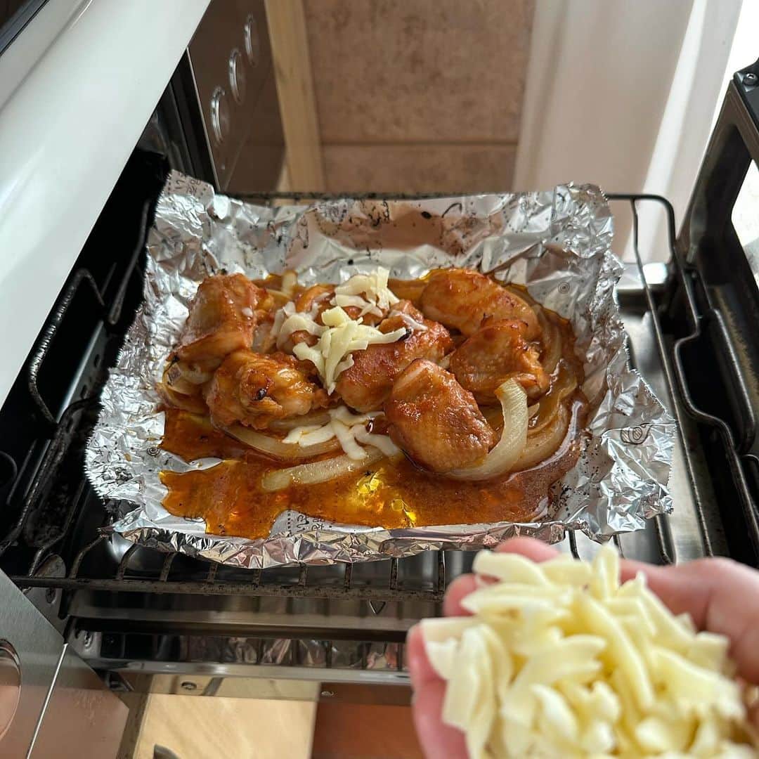 Tesshiさんのインスタグラム写真 - (TesshiInstagram)「チーズとろーり鶏肉のホイル焼き Cheesy foil-baked chicken #yummy #homemade #healthy #chicken #cheese #savory #ketchup #おいしい #チキン #鶏肉 #ホイル焼き #チーズ #ケチャップ #マカロニメイト #フーディーテーブル #手作り  鶏肉300g 漬け込むたれ→にんにく1かけ、ケチャップ大2、しょうゆ大1、みりん大1、マヨネーズ大1、砂糖ひとつまみ、塩胡椒 漬け込んだ鶏肉たれごと＋玉ねぎ1/2個→包み焼き→最後にチーズひとつかみなど 300g chicken Marinade… 1 clove garlic, 2 tbsp ketchup, 1 tbsp soy sauce, 1 tbsp mirin, 1 tbsp mayonnaise, a pinch of sugar, salt and pepper 1/2 onion… and a bunch of cheese…  @aux.co.ltd おろしスプーン #お気に入り」9月20日 22時06分 - tmytsm