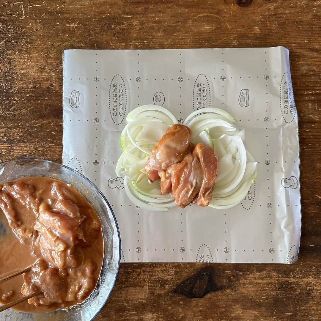 Tesshiさんのインスタグラム写真 - (TesshiInstagram)「チーズとろーり鶏肉のホイル焼き Cheesy foil-baked chicken #yummy #homemade #healthy #chicken #cheese #savory #ketchup #おいしい #チキン #鶏肉 #ホイル焼き #チーズ #ケチャップ #マカロニメイト #フーディーテーブル #手作り  鶏肉300g 漬け込むたれ→にんにく1かけ、ケチャップ大2、しょうゆ大1、みりん大1、マヨネーズ大1、砂糖ひとつまみ、塩胡椒 漬け込んだ鶏肉たれごと＋玉ねぎ1/2個→包み焼き→最後にチーズひとつかみなど 300g chicken Marinade… 1 clove garlic, 2 tbsp ketchup, 1 tbsp soy sauce, 1 tbsp mirin, 1 tbsp mayonnaise, a pinch of sugar, salt and pepper 1/2 onion… and a bunch of cheese…  @aux.co.ltd おろしスプーン #お気に入り」9月20日 22時06分 - tmytsm