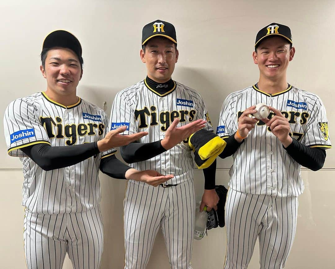 阪神タイガースさんのインスタグラム写真 - (阪神タイガースInstagram)「逆転勝利に繋げた石井選手、及川選手と、9回を締めて33セーブ目をあげた岩崎選手です！ #石井大智 選手 #及川雅貴 選手 #3勝目 #岩崎優 選手 #33セーブ  #阪神タイガース #JERAセリーグ #ARE」9月20日 22時06分 - hanshintigers_official