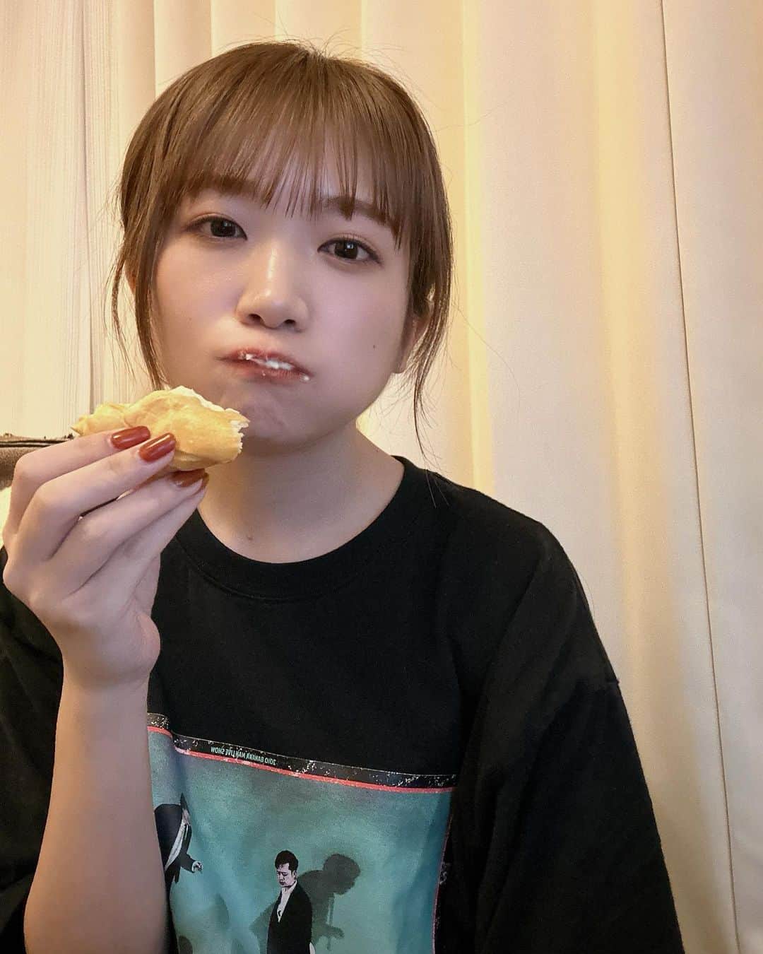 のインスタグラム：「.  もぐもぐクリームパン🍞  くちついちゃった。  てへ。」