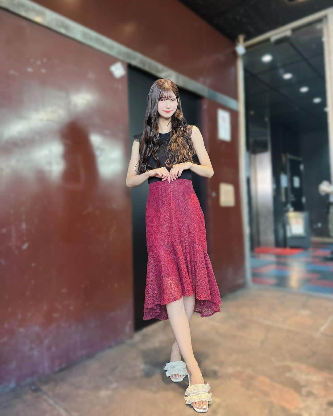 山広美保子のインスタグラム：「大人コーデ❤︎ . . . . . #ノースリーブ #ノースリーブワンピース #ロングスカート#白 #白コーデ #美脚 #ニットワンピース #タイトスカート #ワンピース #フェミニン　#私服 #全身コーデ #アイドル #idola #lucu #cantik #ไอดอล  #follow #フォロワー募集中 #いいね返し #乃木坂46 #乃木坂46 #大人 #大人女子 #大人女子コーデ #美脚 #撮影  #巻き髪 #ロングヘア #ヘアアレンジ #ノースリーブ #オフショル」