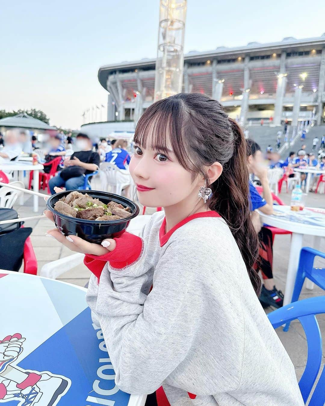 近藤沙瑛子のインスタグラム：「#ACL 観に行ってきました⚽️ 初の日産スタジアム‪に、初の横浜F・マリノス(っ ॑꒳ ॑c)💭⸒⸒  広くて近くて楽しかった！！！ スタグルも豊富だしなんかお洒落だった🇫🇷トリコロールとマリンちゃんはやっぱり可愛いです🫶🏻   #日産スタジアム  #サッカー  #横浜fマリノス  #fmarinos  #acl」