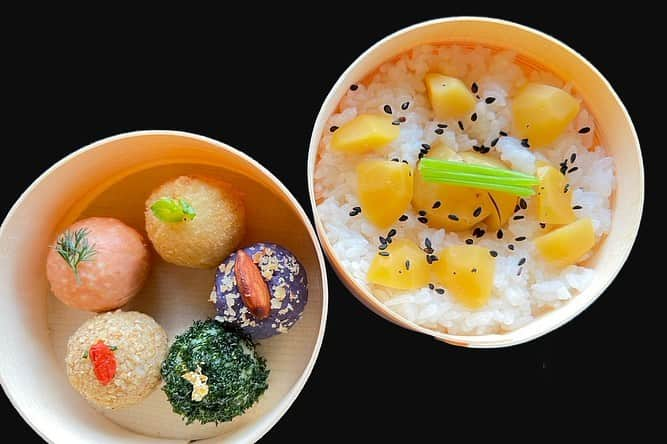 八芳園さんのインスタグラム写真 - (八芳園Instagram)「料亭の庭から中秋の名月を愉しむ「MOON BAR」を開催🌕🌾🍸  9月29日は #中秋の名月 🎑  秋の農作物の収穫の感謝を月に祈る昔ながらの風習があります🌾  中秋の名月に合わせて、「都心で最も風情を感じる場所」として、普段は料亭壺中庵(@kochuan.tokyo )をご利用のお客様しか入場いただけない壺中庵の庭園にて、期間限定の『MOON BAR』が登場いたします🍸🌃  美しい琴の音色が響く中、エシカル・スピリッツ株式会社(@ethicalspirits_jp )監修のオリジナルジンと、壺中庵の料理人が手掛ける月見団子をイメージした季節の味わい「シーズナルボール」を愉しみながら、風情あふれる秋の夜のひとときをお過ごしください。  《壺中庵『MOON BAR』》  開催日：2023年9月29日(金)〜10月1日(日) 時間：19：00～21：00(L.O. 20：30) 料金：  ・大人 4,500円（税込） ※入場券・1ドリンク・フード(シーズナルボール)含む ・子供 3,000円(税込) ※入場券・1ドリンク・フード(シーズナルボール)含む ・未就学児 無料 場所：壺中庵 前庭  ▼ご予約はこちらより https://happo-en.com/event/moonbar/  ※野外でのイベントとなります、悪天候時で場合は中止とさせていただきます。 予めご了承ください。  ※写真は過去の「MOON BAR」のイメージです。　  @kochuan.tokyo   🌕🌾🌃🍸  #八芳園 #料亭 #壺中庵 #結婚式場 #日本庭園 #満月 #中秋の名月 #🍸 #BAR #カクテル #夜空 #月夜 #お月見 #カクテル好きな人と繋がりたい #お酒好きな人と繋がりたい #お酒好き  #fullmoon #beautifulnight  #東京観光 #東京グルメ #グルメ好きな人と繋がりたい #tokyotrip  #japanesegarden #japan_of_insta #jp_views #special_spot #ig_japan #jp_mood #japan_night_view」9月20日 22時17分 - happoen