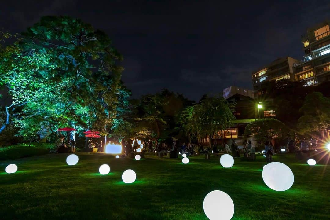 八芳園さんのインスタグラム写真 - (八芳園Instagram)「料亭の庭から中秋の名月を愉しむ「MOON BAR」を開催🌕🌾🍸  9月29日は #中秋の名月 🎑  秋の農作物の収穫の感謝を月に祈る昔ながらの風習があります🌾  中秋の名月に合わせて、「都心で最も風情を感じる場所」として、普段は料亭壺中庵(@kochuan.tokyo )をご利用のお客様しか入場いただけない壺中庵の庭園にて、期間限定の『MOON BAR』が登場いたします🍸🌃  美しい琴の音色が響く中、エシカル・スピリッツ株式会社(@ethicalspirits_jp )監修のオリジナルジンと、壺中庵の料理人が手掛ける月見団子をイメージした季節の味わい「シーズナルボール」を愉しみながら、風情あふれる秋の夜のひとときをお過ごしください。  《壺中庵『MOON BAR』》  開催日：2023年9月29日(金)〜10月1日(日) 時間：19：00～21：00(L.O. 20：30) 料金：  ・大人 4,500円（税込） ※入場券・1ドリンク・フード(シーズナルボール)含む ・子供 3,000円(税込) ※入場券・1ドリンク・フード(シーズナルボール)含む ・未就学児 無料 場所：壺中庵 前庭  ▼ご予約はこちらより https://happo-en.com/event/moonbar/  ※野外でのイベントとなります、悪天候時で場合は中止とさせていただきます。 予めご了承ください。  ※写真は過去の「MOON BAR」のイメージです。　  @kochuan.tokyo   🌕🌾🌃🍸  #八芳園 #料亭 #壺中庵 #結婚式場 #日本庭園 #満月 #中秋の名月 #🍸 #BAR #カクテル #夜空 #月夜 #お月見 #カクテル好きな人と繋がりたい #お酒好きな人と繋がりたい #お酒好き  #fullmoon #beautifulnight  #東京観光 #東京グルメ #グルメ好きな人と繋がりたい #tokyotrip  #japanesegarden #japan_of_insta #jp_views #special_spot #ig_japan #jp_mood #japan_night_view」9月20日 22時17分 - happoen