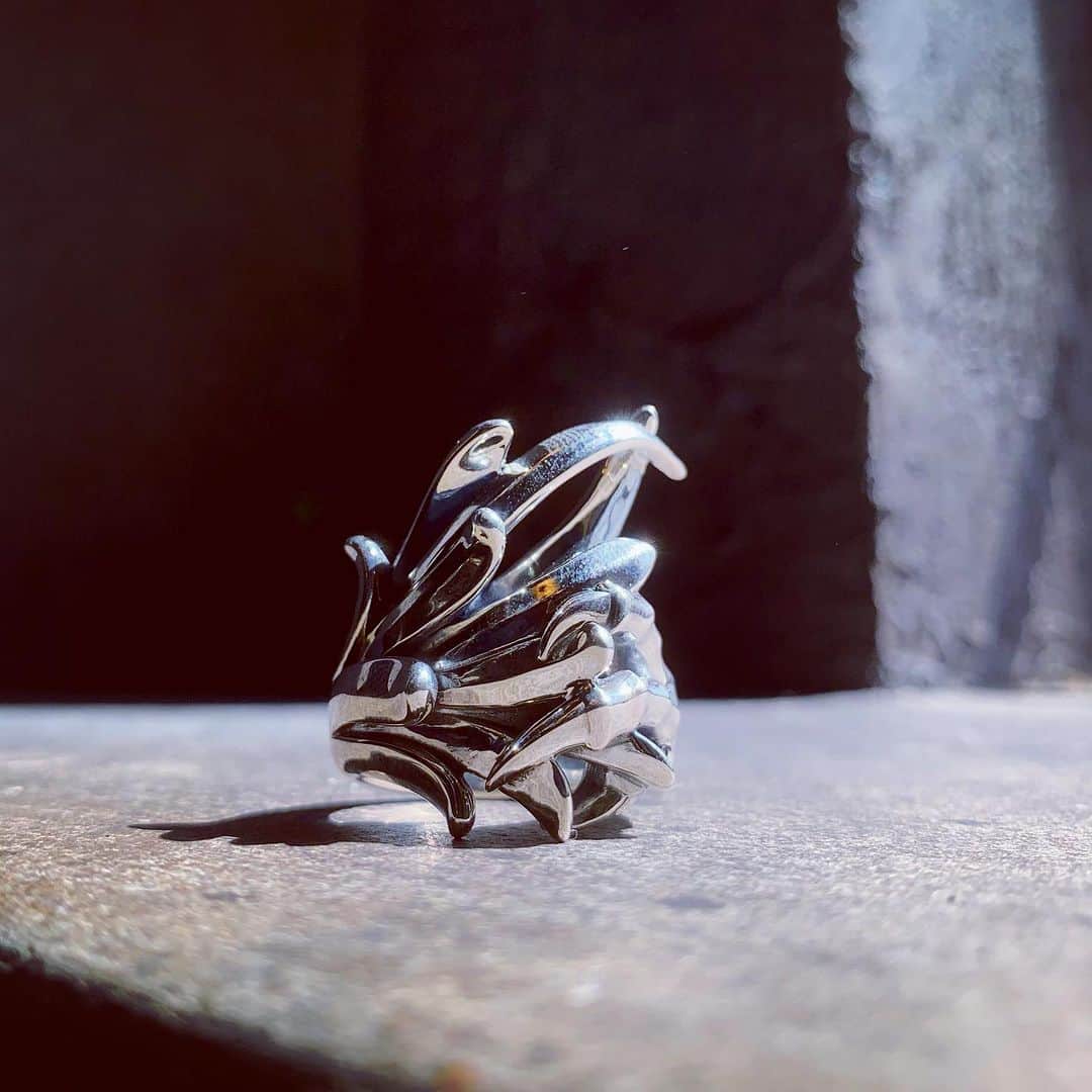 ブラッディマリーさんのインスタグラム写真 - (ブラッディマリーInstagram)「Primitive  Ring : Battle ¥51,000+tax  ・ ・ ・ 【ストーリー】 …世界は、神様によって天と地が創造されたところから始まりました。  神様は7日間かけて光や空、海、生き物、そして人間を作ったのです。　  天地創造の6日目。  神様は自分をかたどった土で人を創り、その鼻に命の息を吹き込んだ。 そして、生を受けた最初の人間に「アダム」と名付け、アダムの良き助け手として、アダムからあばら骨を1つを取ってその骨からイブを造った…  ・ 【STORY】 ...The world began from the place where heaven and earth were created by God.  God spent 7 days creating light, sky, sea, living things, and humans.  The 6th day of creation.  God created man with the soil that he was in his own way, and breathed the breath of life into his nose.  Then, I named the first person who was born "Adam", and as Adam's good helper, I took one rib from Adam and made Eve from that bone ...  ・ 【故事】 ...世界是從上帝創造天地的地方開始的。 上帝花了7天時間創造了光、天空、大海、生物和人類。  創造天地的第6天。  上帝用自己的土壤創造了人，把生命的氣息注入了他的鼻子。  然後，把第一個出生的人命名為“亞當”，作為亞當的好幫手，從亞當那裡取了一個肋骨，從那個骨頭中製造了夏娃...  ーーーーーーーーーーーーーーーーーーー #bloodymaryjewelry #bloodymary #jewelry #silver #fashion #jewelryporn #jewelrydesign #jewelrygram #accessory #accessories #silverjewelry #ブラッディマリー #シルバーアクセサリー#fashionjewelry  #シルバー #アクセサリー#japanmade#血腥瑪麗#血腥瑪麗珠寶#血腥瑪麗銀飾#銀飾#天然石#飾品#珠寶#日本品牌」9月20日 22時17分 - bloody_mary_official