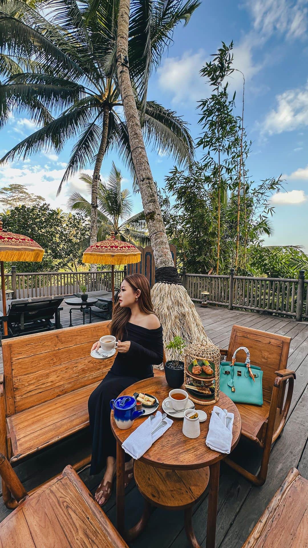 Stella Leeのインスタグラム：「The concept of @capellaubud is Luxury Tent / Glamping in the middle of Ubud Jungle, but the unique design fascinate guests around the world including myself. I have never seen a toilet like this in my luxury journey so far, they make it as if we’re using King’s toilet from the olden times  I have to say I was surprised as I didnt expect it would look like that but the whole experience is nothing but fun. Would you like to try it? 😜」