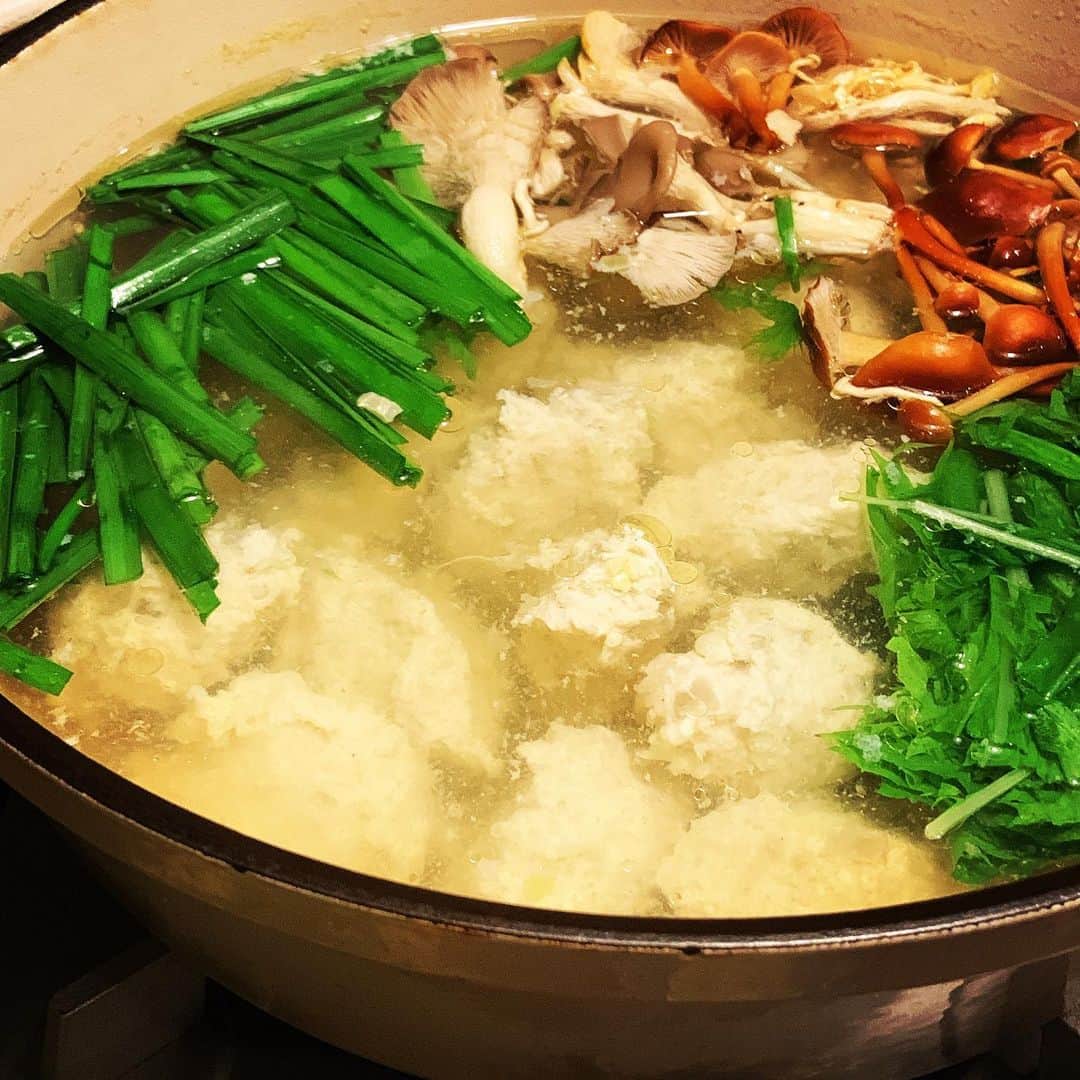 志摩有子さんのインスタグラム写真 - (志摩有子Instagram)「時間がない時はお鍋に頼る時期がやってきた。我が家の大定番、刻んだ搾菜入りの鶏団子鍋。美味しいスープで締めはうどんを。  #搾菜鶏団子鍋  #定番鍋」9月20日 22時10分 - ariko418