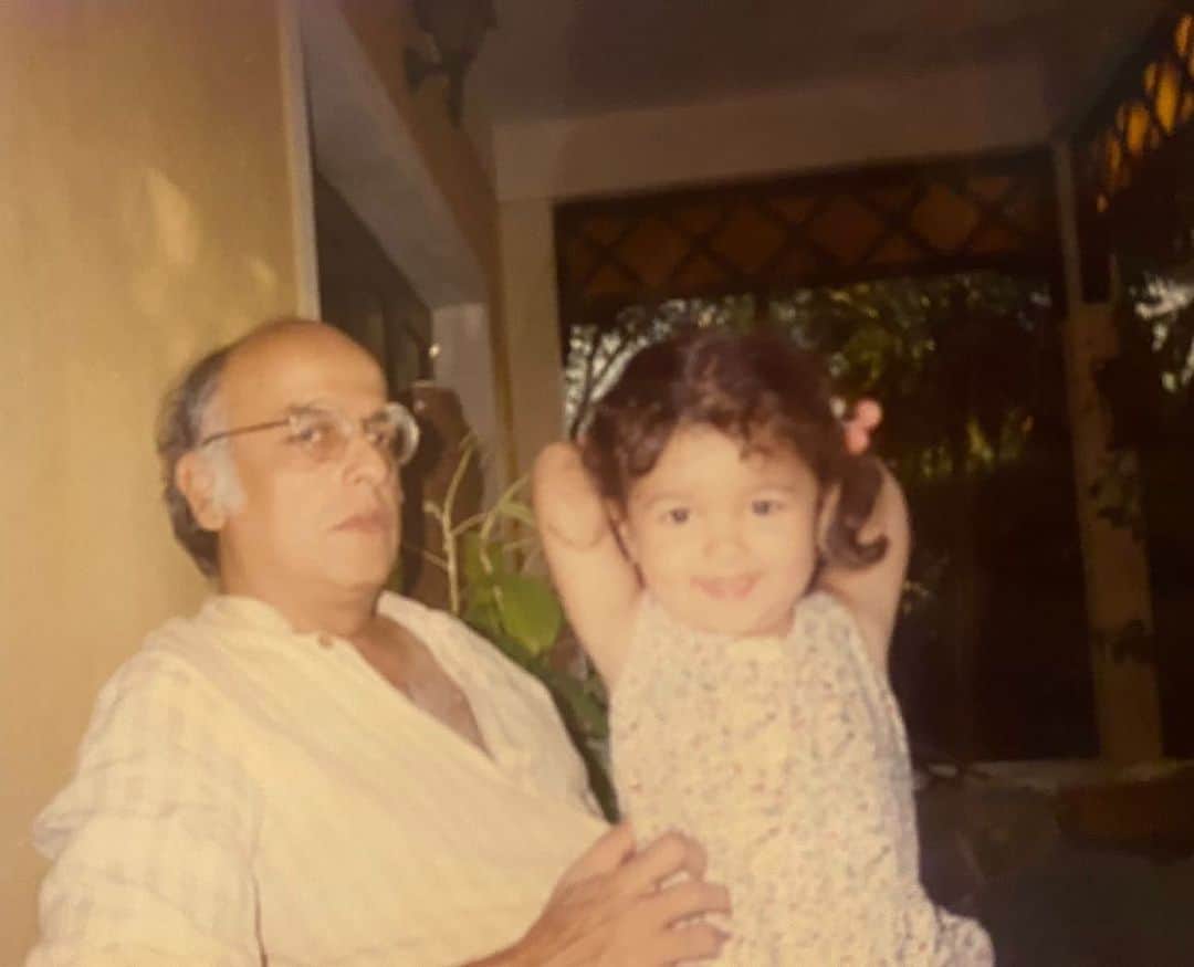 のインスタグラム：「to the moon and back.. love you papa.. happy birthday my wise man 💥」