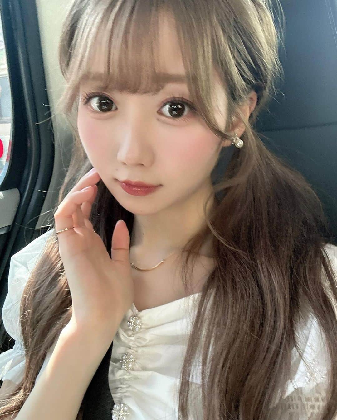 大谷映美里のインスタグラム：「ふたつむすび🐇💕💕 カラコンはアイドルリング👁️♡ カラコンつけてくれた子どうだったかなぁ〜？☺️」