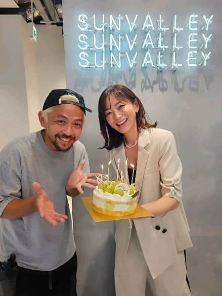 佐藤純のインスタグラム：「SUNVALLEY でバッサリ切りました✂️  @_sunvalley_   @shibuken_sunvalley   ちょっと重めな感じがすごくいい⤴️  しぶけん、ありがとー😉👍️  髪切るとなんかワクワクする～😆  先月、お誕生日だったしぶけん‼️  お誕生日おめでとう🎉✨😆✨🎊  いつもありがとー🙌  このセットアップ、めっちゃ好き  @diagramofficial  #sunvalley  #サンバレー #渋谷謙太郎 さん #お誕生日おめでとう #しぶけんありがとー #セミロング #ヘアカット #カラー #トリートメント #diagram  #ダイアグラム #セットアップ #ママ #ママモデル #モデル #mama #mamamodel #model」