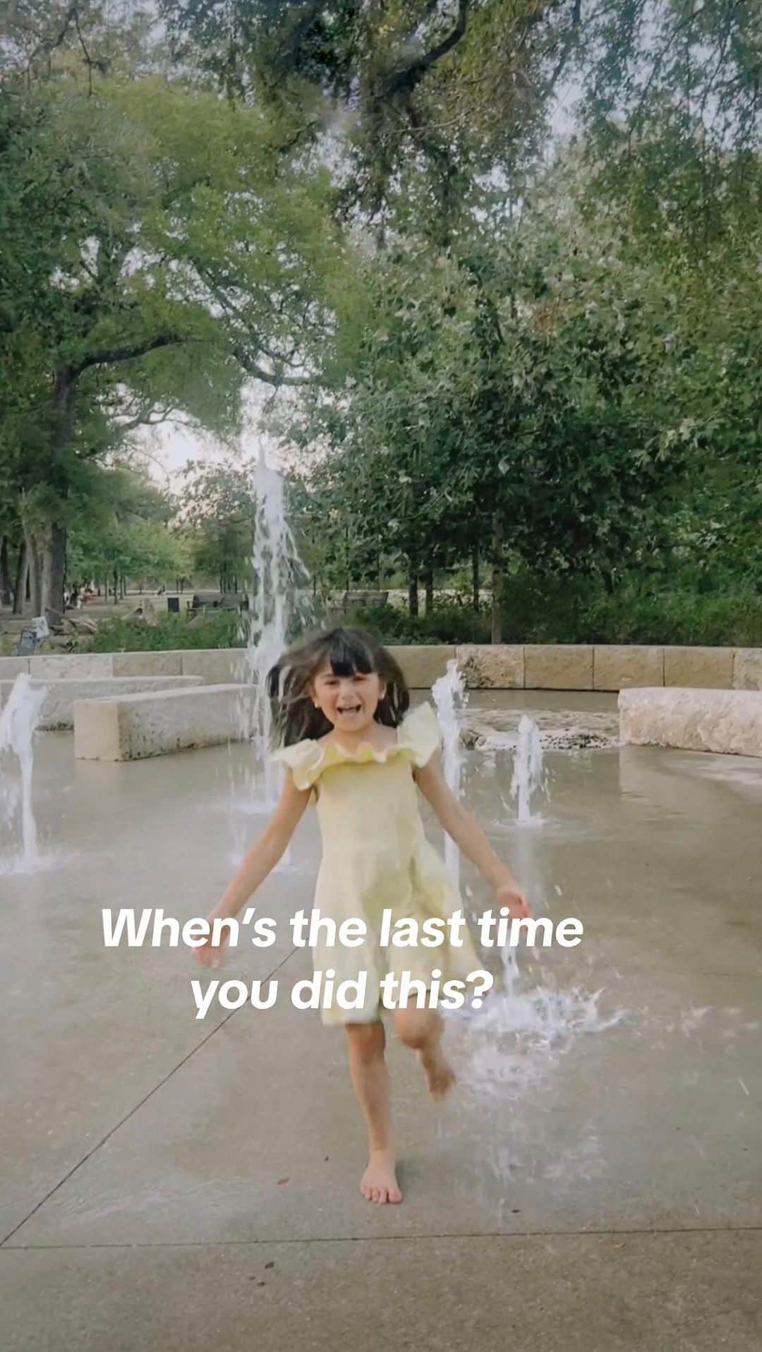 Sazan Hendrixのインスタグラム：「Watching my daughter run through that fountain, getting her dress wet and laughing with pure joy, I realized something profound. Life is meant to be like that sometimes – carefree, spontaneous and filled with childlike wonder. ✨🫶🏽 What’s funny is while I was writing a book about life, these sweet moments became the real awakenings, guiding me to rediscover the beauty in everyday life. 💫  When’s the last time you experienced a spontaneous moment that brought out your inner child or made you feel young at heart? Lmk what it was!! 💫💭😚🌟 #liveinthemoment #motherhoodjoys」