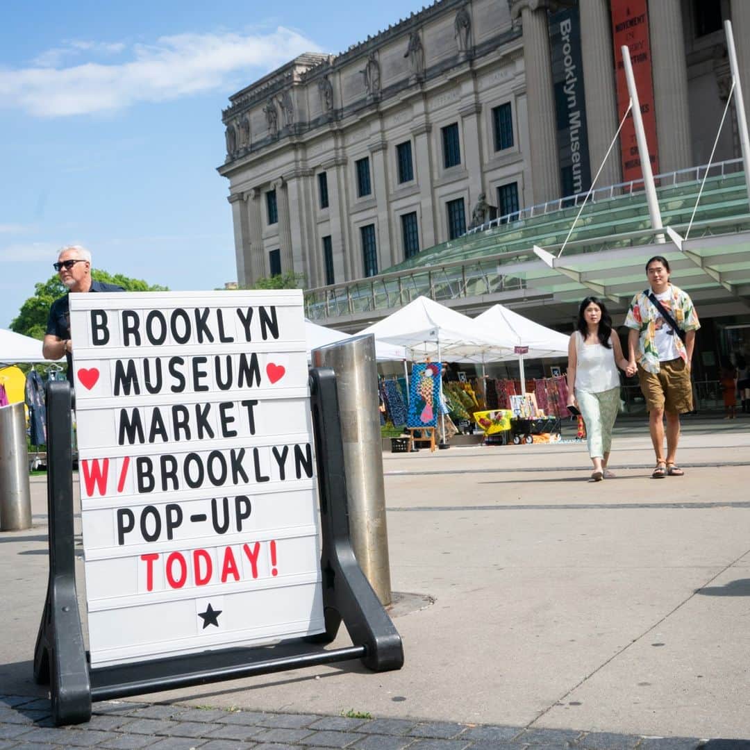 のインスタグラム：「Beat the Sunday Scaries with a trip to the Brooklyn Pop-up Market! 🛍️⁠ ⁠ Every Sunday, you can explore the offerings at our open-air market on the plaza. Enjoy the sunshine and shop one-of-a-kind, handmade items from local artisans. Shop from 10:30 am to 5:30 pm, through November 19.⁠ ⁠ 📷 Brooklyn Pop-Up Market, 2023. (Photo: Jutharat Pinyodoonyachet)」