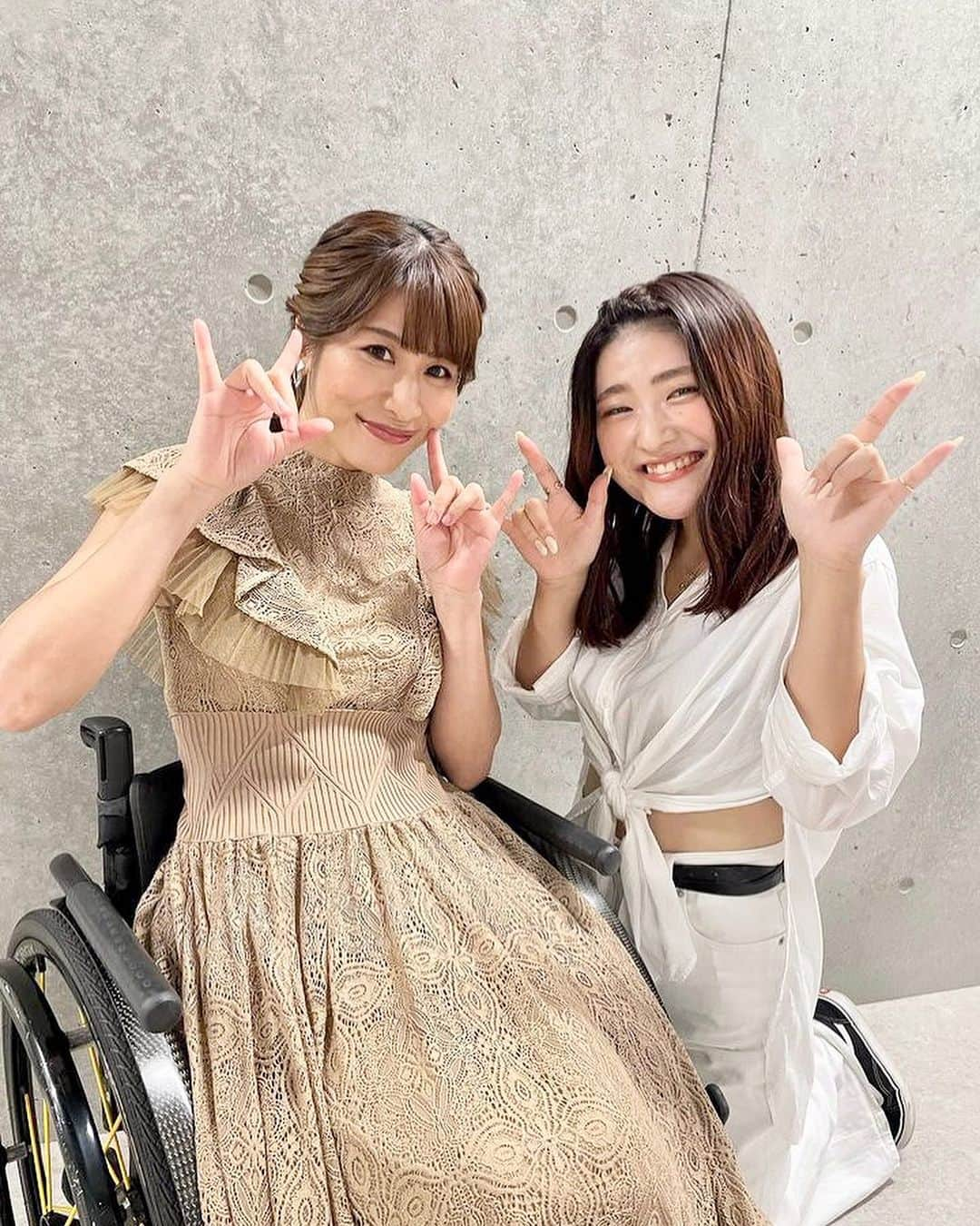 猪狩ともかさんのインスタグラム写真 - (猪狩ともかInstagram)「🤟🤟 . . ずっと載せようと思って もう3週間近く経ってしまった 手話フェスの写真たち✨ . HANDSIGNさん主催 「Song of Sign vol.2 手話フェス」 去年に続き読んでいただけて嬉しかったです💕 しかも今年は関根勤さんと総合司会！ 緊張したけど楽しかったです☺️☺️ . miwaさんの歌声本当に素敵すぎた…。 入院中miwaさんのアルバムよく聴いてたので ついにライブで聴けて感激でした！ . SORa→Nちゃんと瑚ちゃん 今年もダンスで大活躍でした！ お客さんとして来てたうさぎちゃんにも会えた🐰 . 次は横写真たち載せます✨ . . . #HANDSIGN さん #関根勤 さん #miwa さん #soran #ソラン #瑚 #さんご #難聴うさぎ」9月20日 22時20分 - igari_tomoka