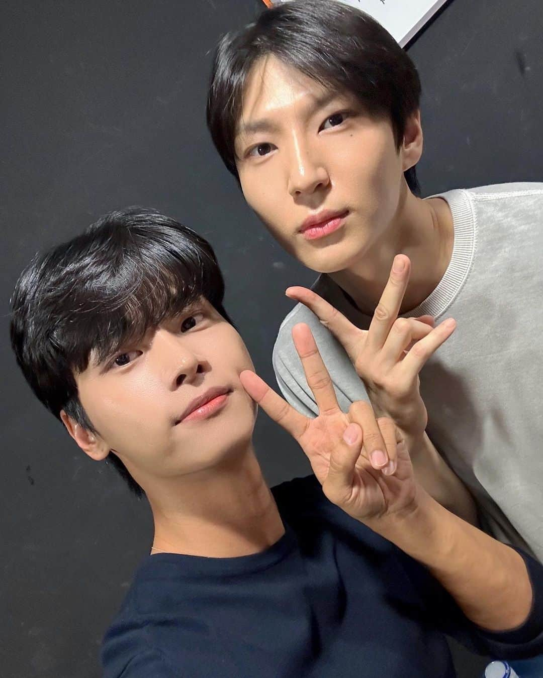 VIXXさんのインスタグラム写真 - (VIXXInstagram)「- 연극 <테베랜드> 택르틴&택데리코를 응원하기 위해  요니가 찾아온 날😀  든든한 맏형들 모습에  날씨 때문에 꿀꿀했던 오늘 하루 기분 좋게 마무리💙💛  #빅스 #VIXX #엔 #N #차학연 #레오 #LEO #정택운 #테베랜드 #마르틴 #페데리코」9月20日 22時22分 - vixx_stargram