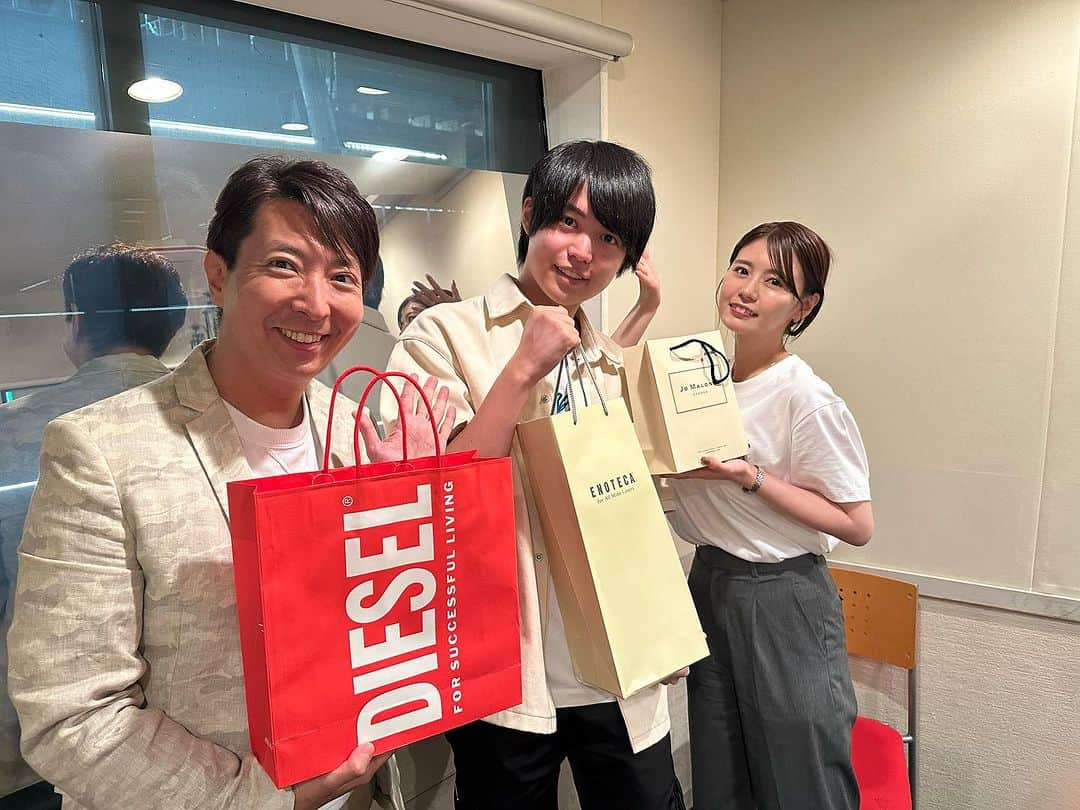 有村昆さんのインスタグラム写真 - (有村昆Instagram)「本日は #bayfm  #バズTikナイト　の収録でした❣️  #九島遼大　くんのお誕生日でした！ なんと！23歳！若い☺️  #井口綾子　ちゃんと、#アリコン と、スタッフの皆さんでお祝い🥂  さらに！革榮さんから バズTikナイトオリジナル革キーホルダーをリスナーの皆さんにプレゼントだよ🎁  すげ〜カッコいいです❣️ありがとうございます😊  buzz@bayfm.co.jp まで！」9月20日 22時22分 - kon_arimura