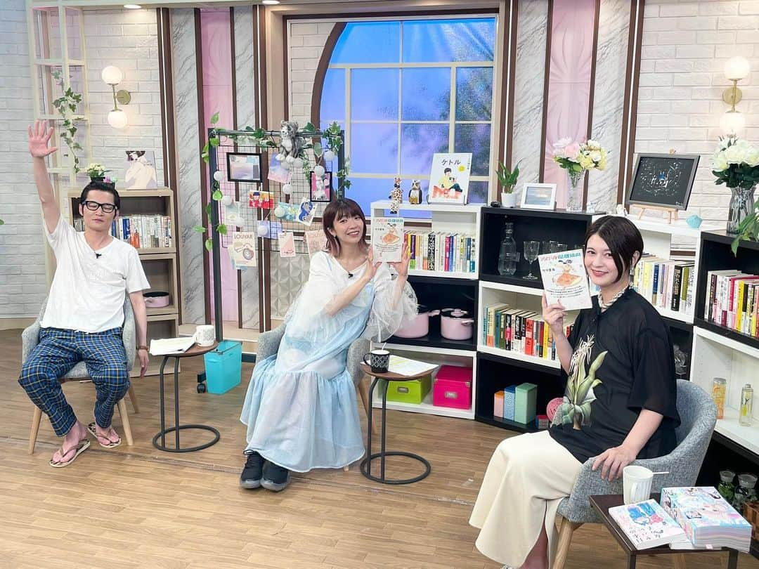 竹中夏海のインスタグラム：「ダチのでか美ちゃんと原カントくんさんの #BOOKSTANDTV に今週・来週とおじゃましました！  ・拙著 #アイドル保健体育 から アイドルの健康課題について ・はらだ有紗さんの #日本のヤバい女の子  シリーズについて ・「擬態フード」という概念ｶﾜｲｲ  を、すべて同じ熱量で話しています  このときまだめちゃくちゃ妊婦だったのですが、 でか美ちゃんが頼もしく原さんが理解者なので とってものびのびできましたー ありがとうございました🥹🫶  YouTubeでも見逃し配信中ですので ぜひご覧くださいませー！  #BS12 #でか美ちゃん #原カントくん #工藤遥 さん #りぼん特大号 #私たちのバックステージ」