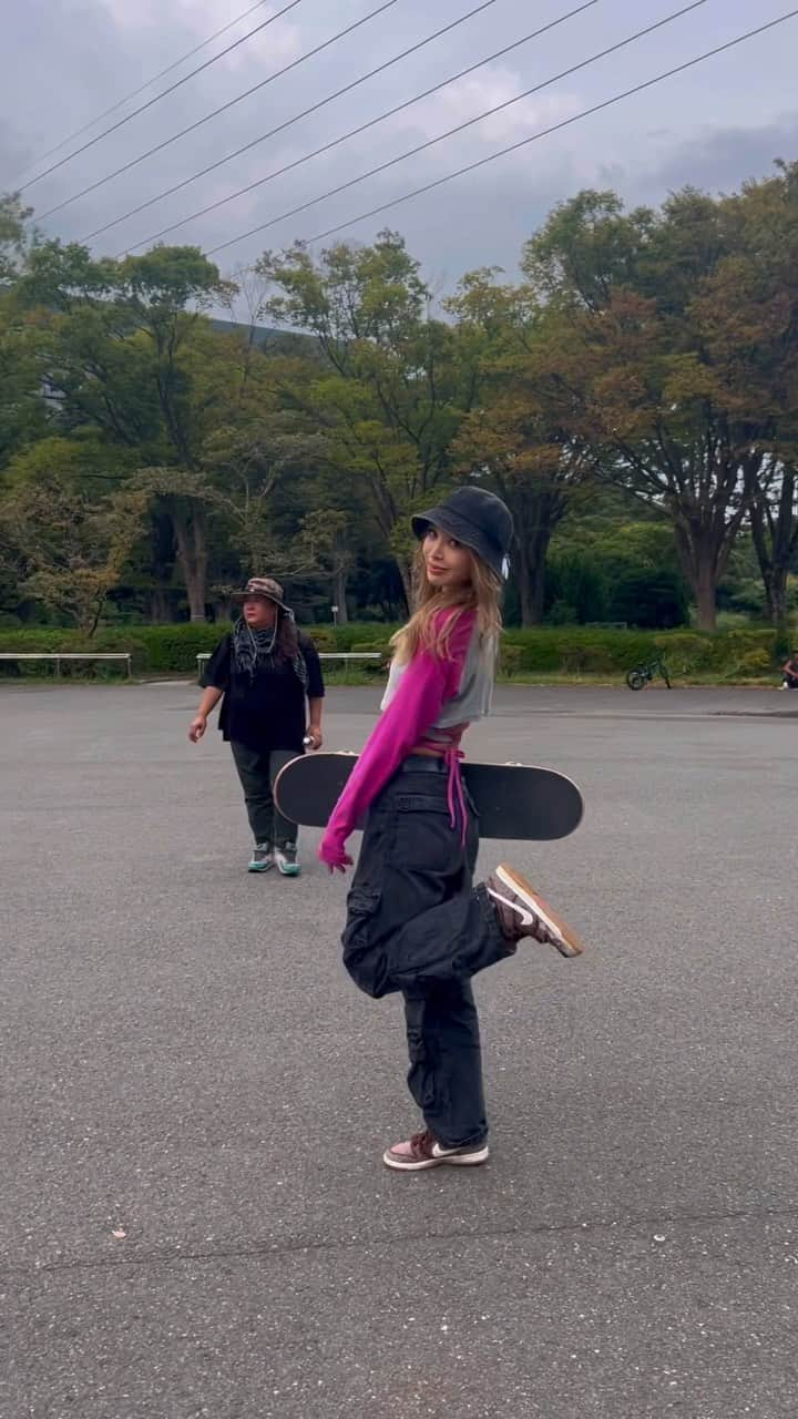 蘭のインスタグラム：「💗🍁🍂 @xgirljp   📹 @taka_nu  #xgirl#xgirl_ootd#skatergirl#skate#skatelife#womendoskate#ootd#skatergirlstyle#skategirlpower#skateeverydamnday#skateboardingisfun #outfit #skatestyle#girlsskate#スケボー女子#ガールズスケーター」