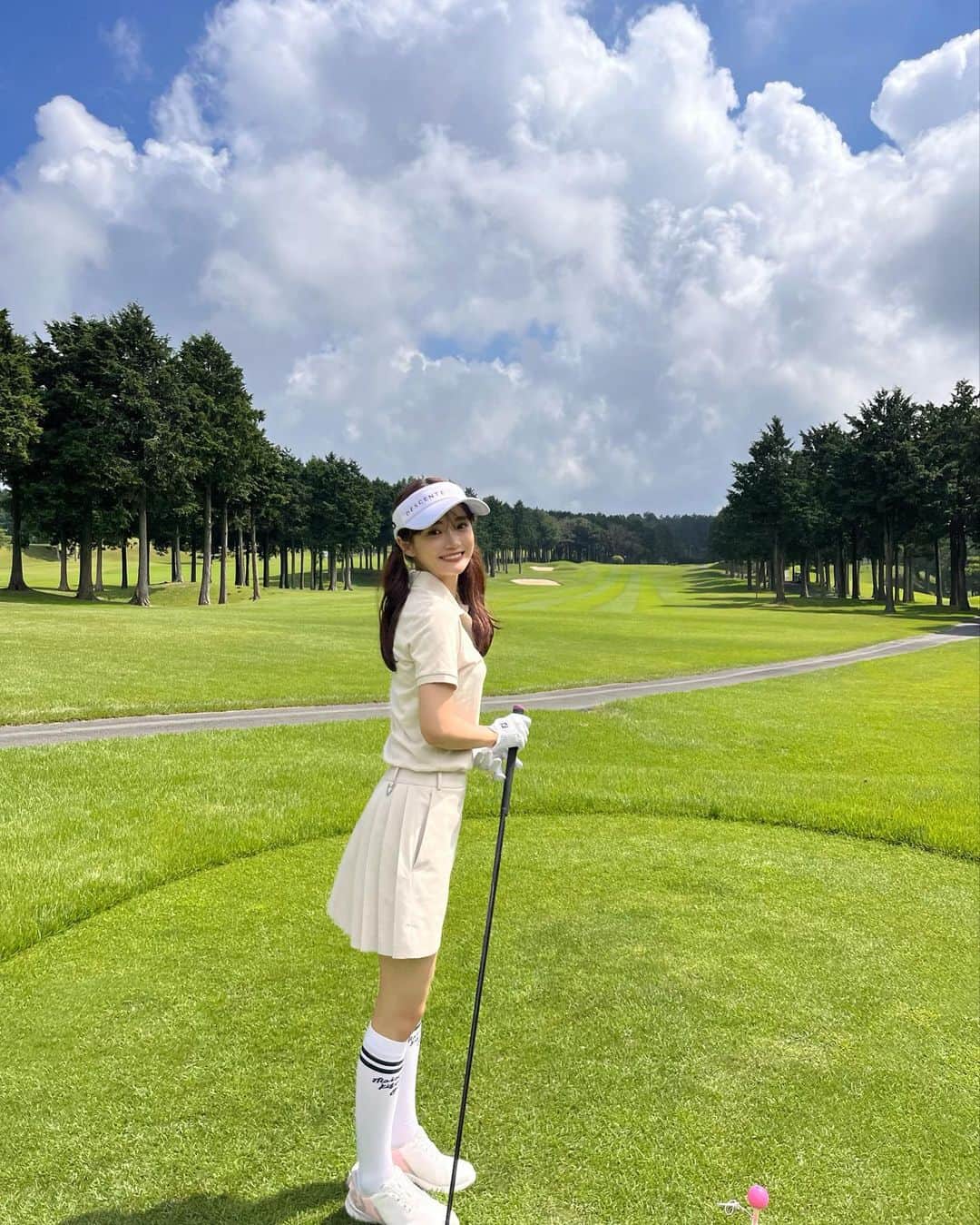田久保夏鈴のインスタグラム：「質問の多かったゴルフウェアは、 韓国で購入したキツネのものです🦊⛳️ めっちゃかわいい、、 靴下もキツネ❤︎  お昼ご飯おいしかったなー！  #ゴルフ #ゴルフコーデ」