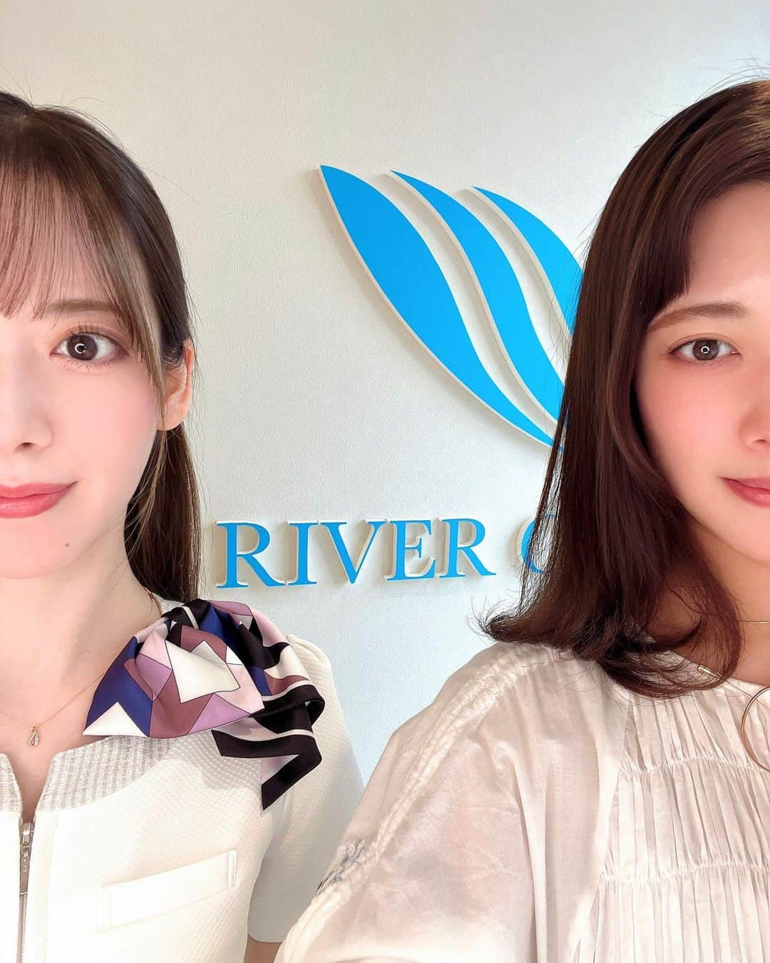 西川七海さんのインスタグラム写真 - (西川七海Instagram)「🦭  今日はリバクリ @riverclinic 🐬に じゅんな @junna_ito_official が肩のボトックスを受けにきてくれたよ〜🦭🤍  肩ボトックスは肩こり解消はもちろん、肩や首周りが華奢に見える効果もあったりで美容整形を受けたことがない方にもとても人気の施術です💪  一口にボトックスといっても適正な場所、適正な量をしっかり見極める事によって効果の実感に差が出てくるので、やっぱり何事もクリニックや先生選びは大事です、！🤔  実はじゅんなはオープン直後にもお祝いにお菓子持ってきてくれたんだよ〜〜🥰なんてやさしいの  またいつでもマカロンお待ちしてます🥰  あ、優柔不断すぎて制服が二種類ある状態です。 どっちがいいとおもう？？笑  #riverclinic #リバクリ #ボトックス #肩ボトックス #マカロンおいしかった #🤤」9月20日 22時34分 - n.nanami0703