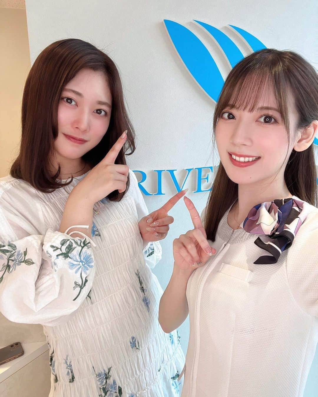 西川七海さんのインスタグラム写真 - (西川七海Instagram)「🦭  今日はリバクリ @riverclinic 🐬に じゅんな @junna_ito_official が肩のボトックスを受けにきてくれたよ〜🦭🤍  肩ボトックスは肩こり解消はもちろん、肩や首周りが華奢に見える効果もあったりで美容整形を受けたことがない方にもとても人気の施術です💪  一口にボトックスといっても適正な場所、適正な量をしっかり見極める事によって効果の実感に差が出てくるので、やっぱり何事もクリニックや先生選びは大事です、！🤔  実はじゅんなはオープン直後にもお祝いにお菓子持ってきてくれたんだよ〜〜🥰なんてやさしいの  またいつでもマカロンお待ちしてます🥰  あ、優柔不断すぎて制服が二種類ある状態です。 どっちがいいとおもう？？笑  #riverclinic #リバクリ #ボトックス #肩ボトックス #マカロンおいしかった #🤤」9月20日 22時34分 - n.nanami0703