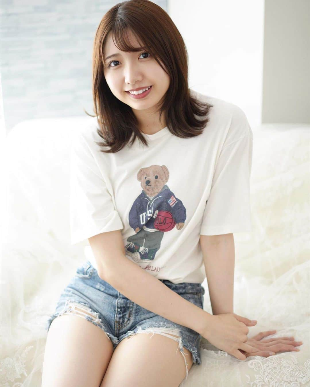 加藤凪海さんのインスタグラム写真 - (加藤凪海Instagram)「お気に入りのくまさんTシャツ🧸 . . . . . . 太ももむちむち……(⑉• •⑉)笑 . . . . .  #さくらフォト #撮影会  #ポートレート #被写体モデル   #短パン #tシャツコーデ  #白t #poloralphlauren  #polobear   #外ハネミディアム #加藤凪海 #凪海ちゃーん」9月20日 22時30分 - na_chan.12.11