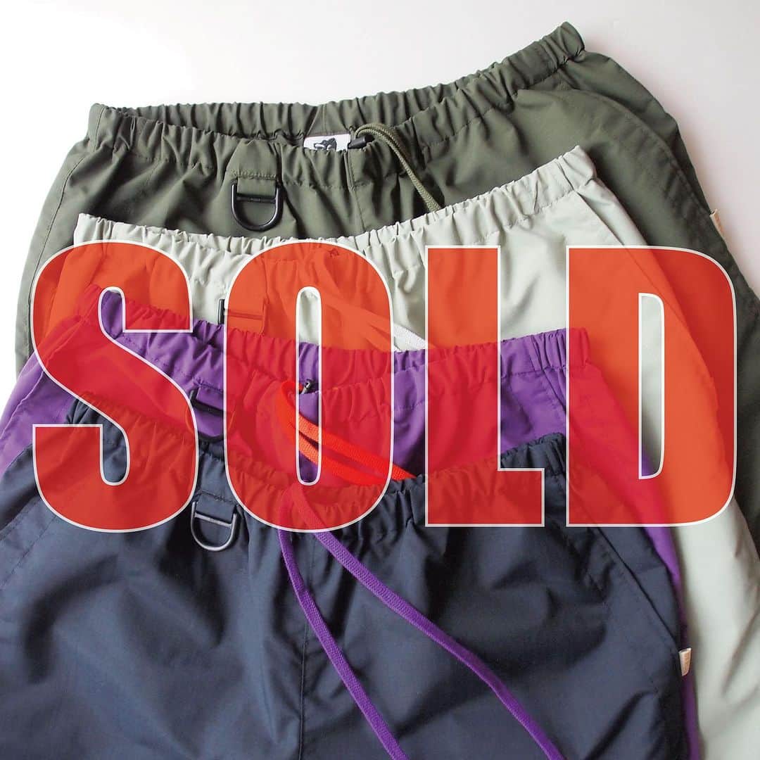 DARGO T-shirt &Sign Artのインスタグラム：「⠀ SOLD!! 　 発売日8月末と晩夏でのリリースにも関わらず、 ものすごい勢いで熱のあるお客様の元へと旅立っていきました。 　 9月下旬ですが一向に最高気温30℃を下回らない熊本で大活躍の日本製ナイロンショーツ。 　 10月から徐々にロングTeeと合わせて、 週末のスタイリングをお楽しみください🍁 　 お手に取っていただいたお客様、本当にありがとうございました！ 　 　 　 【DARGO】 NYLON EASY SHORT PANTS "Type Narrow" color：青黒, パープル, セージグリーン, オリーブ size：S, M, L price：9900yen（in tax） 🇯🇵MADE IN JAPAN🇯🇵 撥水ナイロン リップストップ生地 裏面アクリルコーティング済み 　 　 　 #dargojapan #dargo2023aw #ダーゴ #アメカジ #ナイロンショーツ」