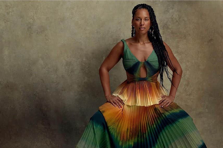 アディクションのインスタグラム：「Alicia Keys  @voguemagazine   Can’t want for the show by Alicia Keys “Hell’s Kitchen” ! New star ⭐️ @maleahjoimoon   Photo @normanjeanroy  Hair @naivashaintl  Make-by me for @aliciakeys」