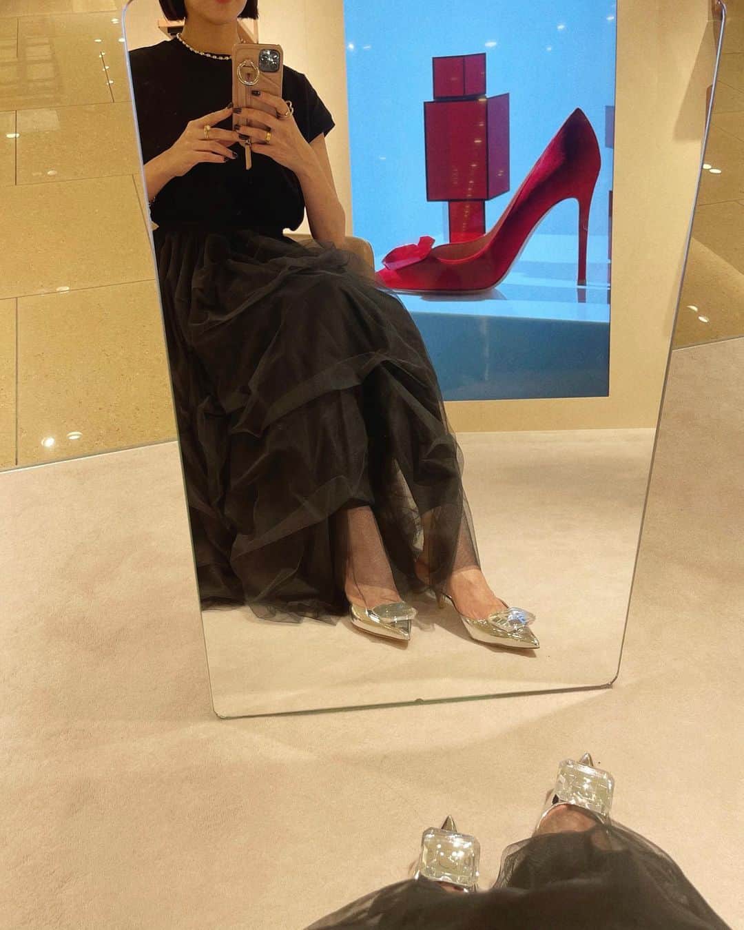 miheeのインスタグラム：「@gianvitorossi  ㅤ  阪急うめだのPOPUPに🖤 ㅤ 宝石のような装飾がすごく素敵💎 ㅤ ㅤエキゾチックなインドの 都を彷彿とさせるJaipurシリーズ👠 ㅤ 阪急うめだ本店で先行販売を している商品もありました☺️🫶  📍2023年9月13日〜26日まで  #PR #Gianvitorossi #MyGianvito」