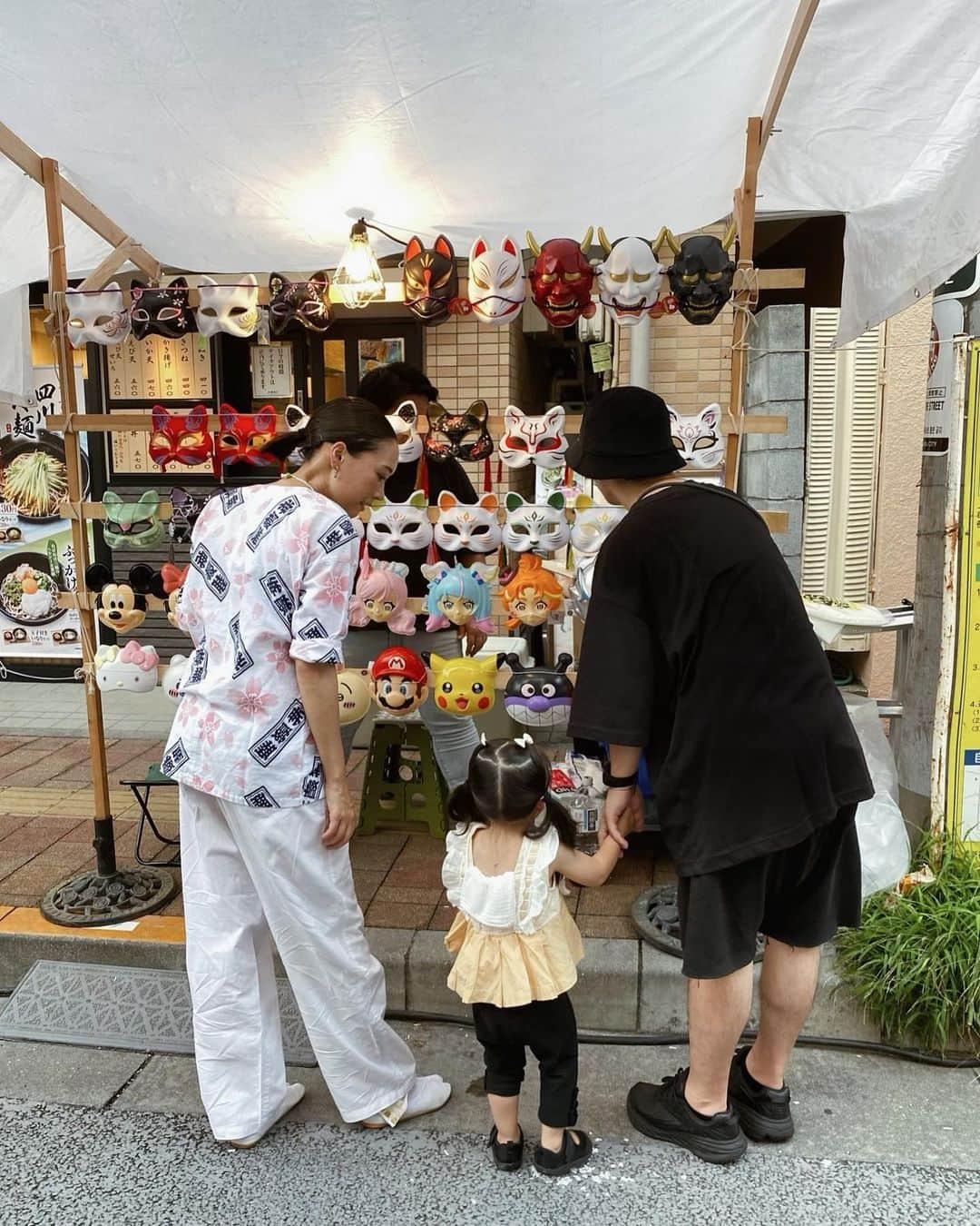 石川マリーのインスタグラム：「地元のお祭りに家族で行ってきました❤️  神楽坂上にある赤城神社の例大祭⛩️ 私のパパから、9歳下の妹まで 石川家はみんなこの神社の中にあった 赤城幼稚園に通っていたの👶🏻 だからこの赤城神社のお祭りは 物心ついた頃から毎年行っていたんだ🎶  パパがお神輿を担ぐ人だから 毎年このお祭りで山車を引いたり 子供神輿も担いでたよ✨ 今はパパがお神輿の会の会長をしているので 大人になってからは パパの会で担がせてもらってます✌🏻 "今年は久しぶりに参戦！" って事で 私は全身ガチ勢スタイルです🤣  私にとって思い出深い大切なお祭りに 家族と来れてとっても嬉しかったなぁ🥹✨ そして、大好きな地元の神楽坂を 自分の夫と、自分の娘と歩くなんて… 嬉しいを通り越して なんだか不思議な気持ちでした🥹笑  お祭りが大好きな娘はもう大興奮😆 パパに欲しいものを片っ端から買ってもらい笑 かき氷と焼きそばも食べて とってもとっても楽しそうだった❤️ ． ． ． ． ． ． ． #赤城神社 #赤城神社例大祭 #神社 #神楽坂 #牛込 #新宿 #地元 #氏神様 #祭り #お祭り #神輿 #お神輿 #神輿女子 #ママ #ママライフ #女の子ママ #ママスタグラム #家族 #子供のいる暮らし#子供とお出かけ #1歳 #親バカ部 #family #daughter #momlife #matsuri #shrine #kagurazaka #shinjuku #japan」