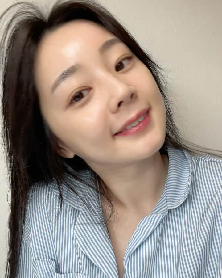 ユ・ボファのインスタグラム：「피부 미쳐버린 피토메르💙  20대보다 오히려 30대 지금 시기에 피부 너무 좋다, 광난다는 소리를 더 듣는중이고 얼굴도 점점 더 동안이 되어가고 있대욤 ㅎㅎ 햇빛으로 피부가 자극 받은 여름, 피부도 더 촉촉하게 케어해주세요! 빛나는 피부만들기 함께해요 ━━━━━━━━━━━━━━━━━━━━━━━━━━ 💎올리고포스세럼 선택을 고민하시는 분들→피부타입/기대효과에 맞춰 구매하시는걸 권장드립니다🙏🏻 ✅어드밴스드-모든피부/ 탄력&주름개선 ✅쀼리피앙-지복합피부/ 여드름,피지고민 ✅아빼장-예민.민감피부/ 진정,가려움 완화 💙피토메르제품 중 “올리고포스 세럼”은 재구매율이 가장 높아요! 다른 세럼 사용해보시다가 다시 돌아오는 고객님들이 정말 많아요🤣  🎁하루특가는 25일 예정 품절대란 수분촉촉 스파 마스크팩 이었던 ➡️"피토메르 올리고포스 이드라땅 마스크팩" 제품으로 돌아옵니다🔥  #공동구매 #이유데이 #피토메르」