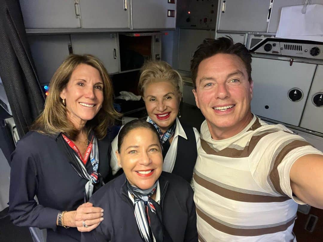のインスタグラム：「It was team work today on our @americanair flight from Los Angeles to London. I became the honorary Engineer on the flight helping this fantastic team. I’ll tell you the story at the panel. @comicconafrica  #travel #lgbtq #Fanfamily #airline  #problemsolving」