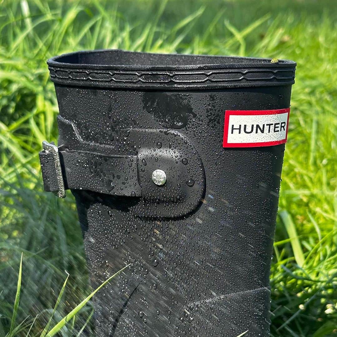 ハンターブーツのインスタグラム：「The iconic #HunterBoots logo we’ve all come to know and love.」