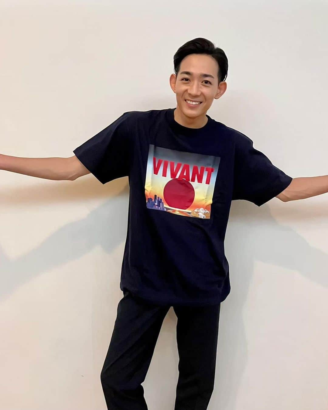 VIVANTさんのインスタグラム写真 - (VIVANTInstagram)「第10話の台本Tシャツは 英子役 #檀れい さん 新庄役 #竜星涼 さんに 着ていただきました！✨️  「敵か味方か、味方か敵かー」  デザインは、日本とバルカの人々が、国境を超えて、一つの同じ太陽を見ているというイメージです。  最後の期間限定Tシャツ ぜひ手に入れてください👕✨」9月20日 22時53分 - tbs_vivant