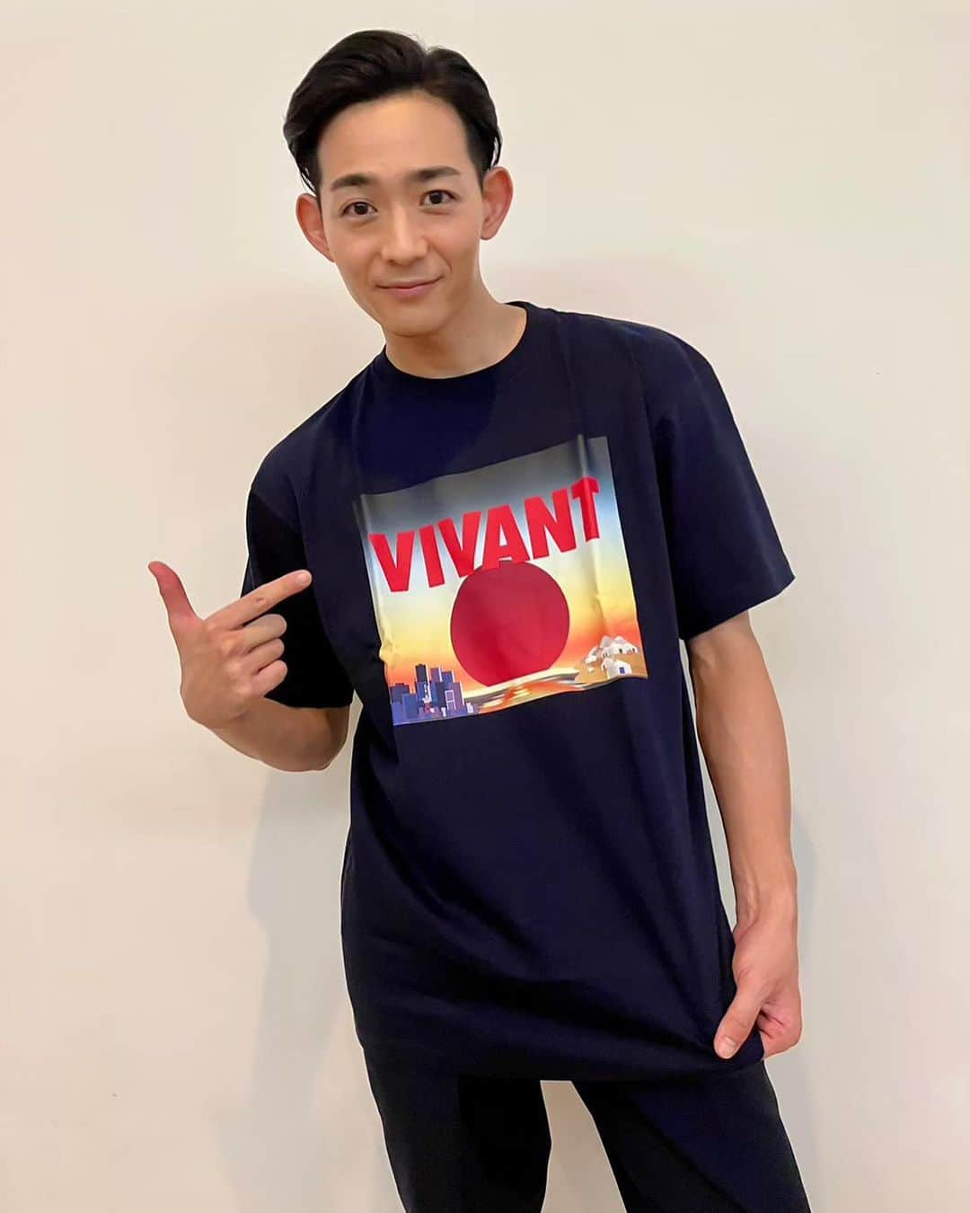 VIVANTのインスタグラム：「第10話の台本Tシャツは 英子役 #檀れい さん 新庄役 #竜星涼 さんに 着ていただきました！✨️  「敵か味方か、味方か敵かー」  デザインは、日本とバルカの人々が、国境を超えて、一つの同じ太陽を見ているというイメージです。  最後の期間限定Tシャツ ぜひ手に入れてください👕✨」